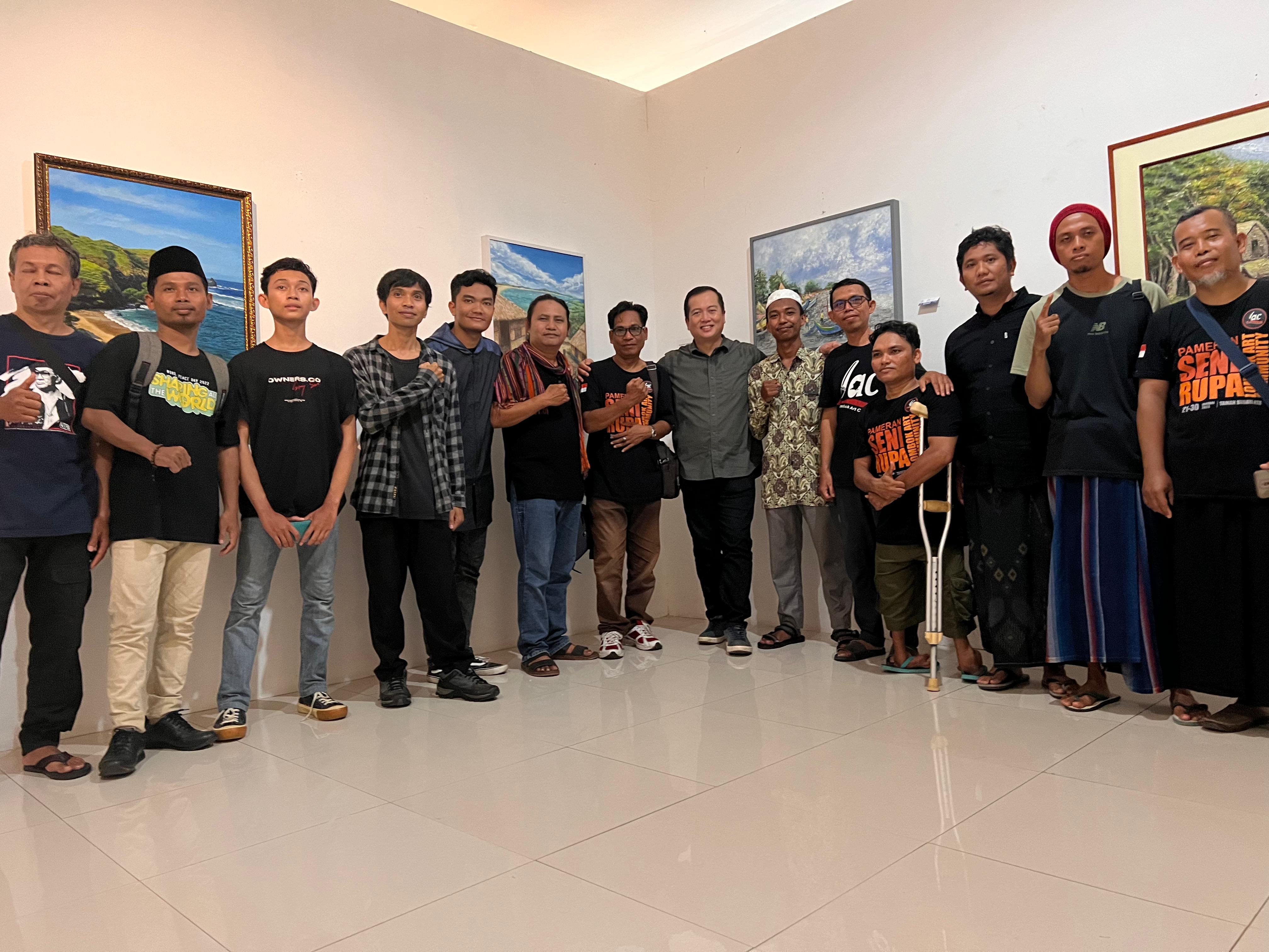 Juru bicara Kemenlu Lalu Muhammad Iqbal foto bersama peserta diskusi Artistalk di Taman Budaya NTB, Sabtu (2/3).