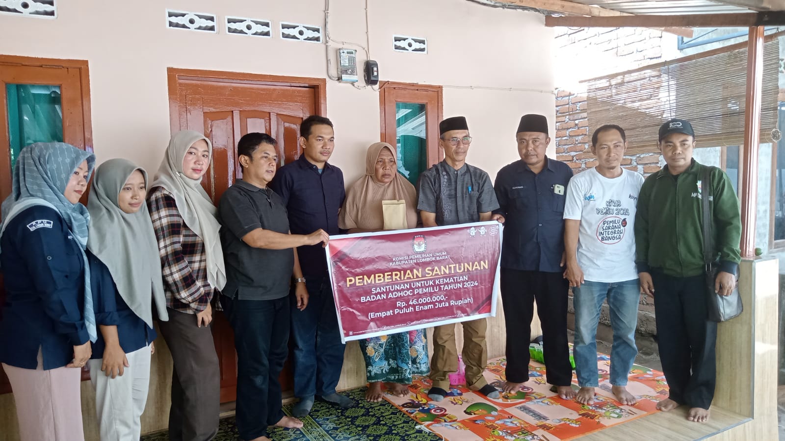 SALURKAN: KPU Lobar saat menyerahkan santuan kematian kepada ahli wariss salah satu Anggota KPPS di kediamanya, Desa Sembung Kecamatan Narmada Sabtu (2/3) lalu. (CHIA/LOMBOK POST)