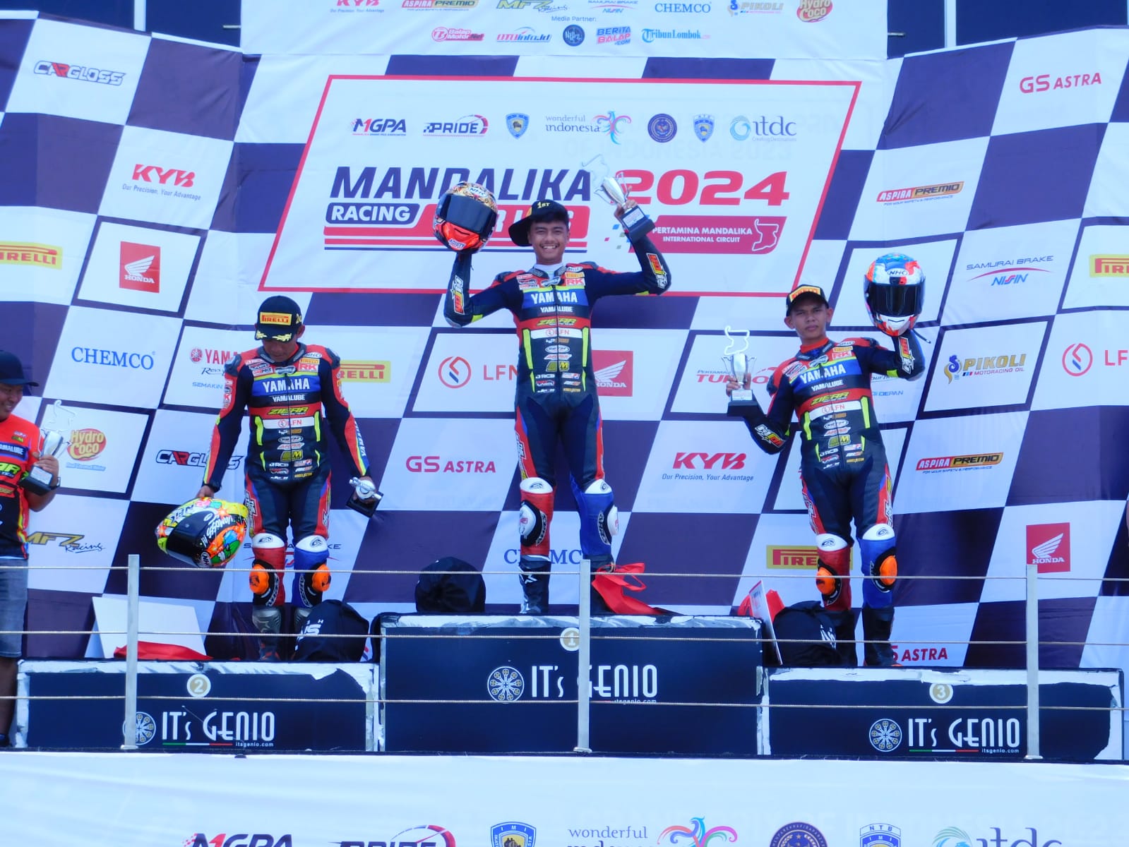 Pembalap asal NTB Aldiaz Aqsal Imaya (tengah) meraih podium pertama dikelas National Sport 150 CC pada race 1 di ajang Mandalika Racing Series 2024, Sabtu (2/3). Pada race kedua, ia diposisi ketiga.