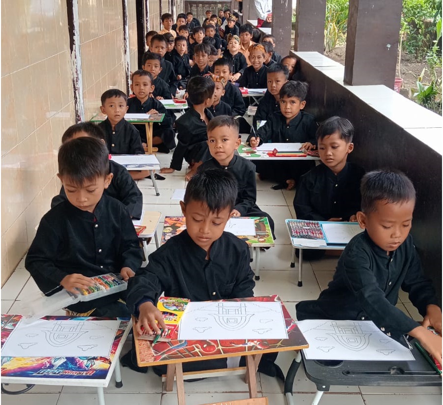 LOMBA MEWARNAI: Puluhan murid TK dan SD mengikuti lomba mewarnai di SDN 1 Kuripan Utara, Sabtu (2/2) lalu.(ROJAI/LOMBOK POST)