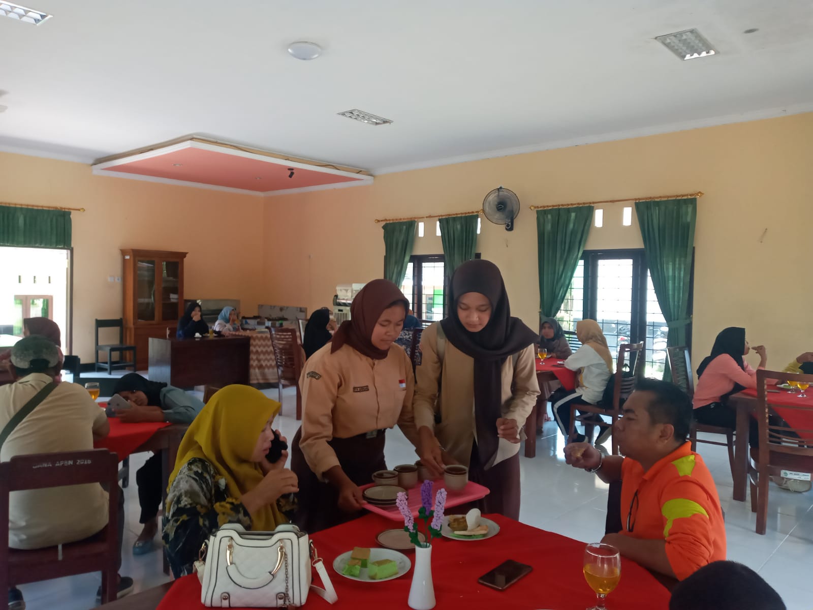 AKAN DIBUKA: Dua siswi jurusan Tata Boga SMKN 1 Lingsar melayani guru yang menjadi pengunjung di restoran sekolah setempat, Sabtu (2/2) lalu.