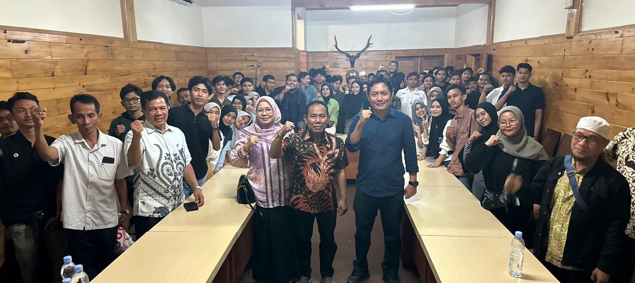 Bupati KSB HW Musyafirin didampingi istri Hj Hanipah W. Musyafirin dan pembina mahasiswa KSB-Jogja Doktor Zulkarnaen foto bersama dengan puluhan mahasiswa disela-sela silaturahmi, Minggu (3/3).