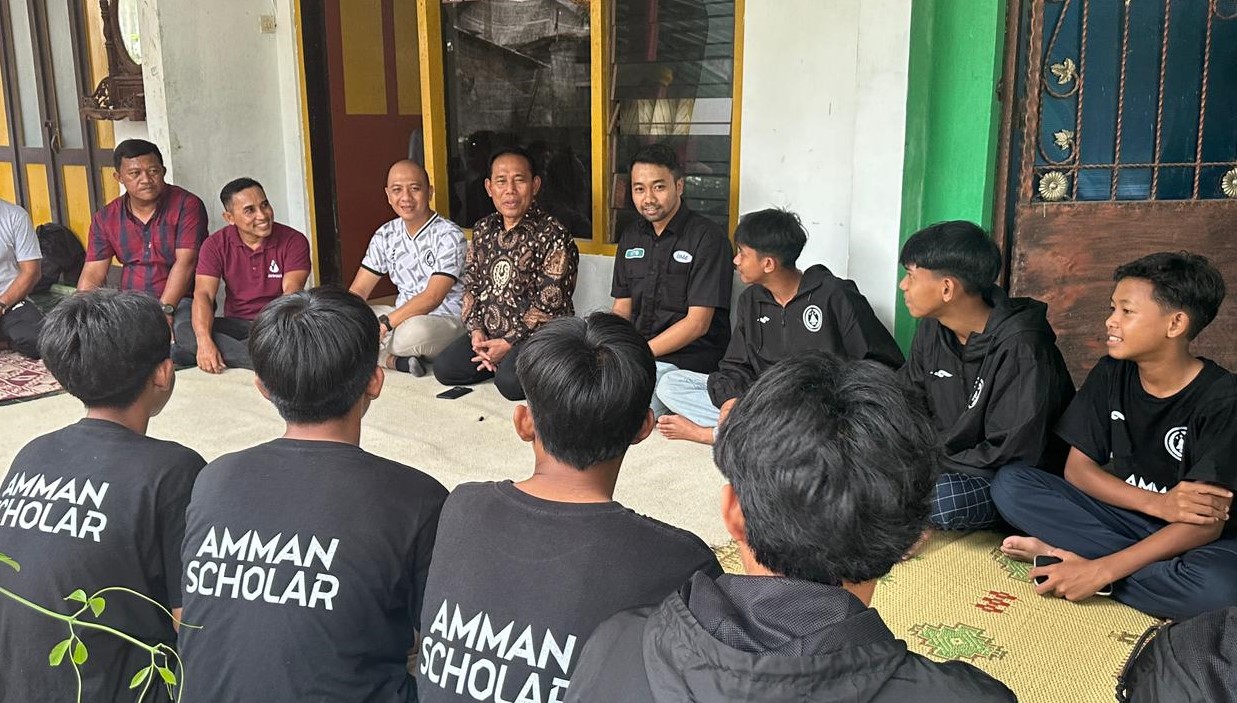 Bupati KSB HW Musyafirin duduk lesehan di sela-sela menjenguk 12 talenta muda sepak bola KSB yang kini tengah menempuh sekolah sepak bola di akademi PSS Sleman, Minggu (3/3).
