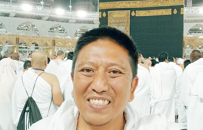 VIA NEGERI JIRAN: Joko bersyukur bisa menunaikan ibadah umrah bersama istri secara backpacker-an pada Desember lalu. (DOKUMENTASI JOKO)