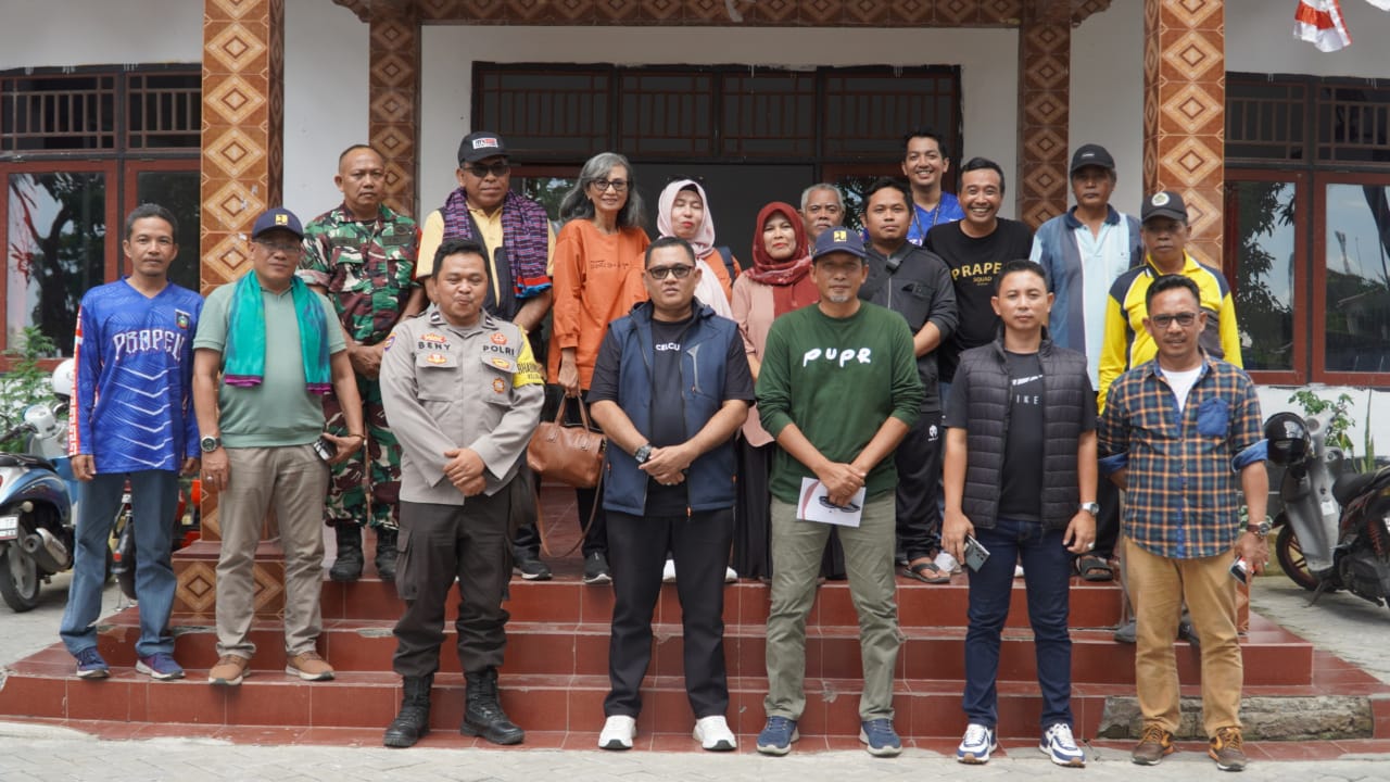 Plh Kepala Dinas PUPR NTB Hj Lies Nurkomalasari, Sekdis H Hasim, bersama warga saat menggelar Jumat Salam di Desa Prapen, Lombok Tengah.