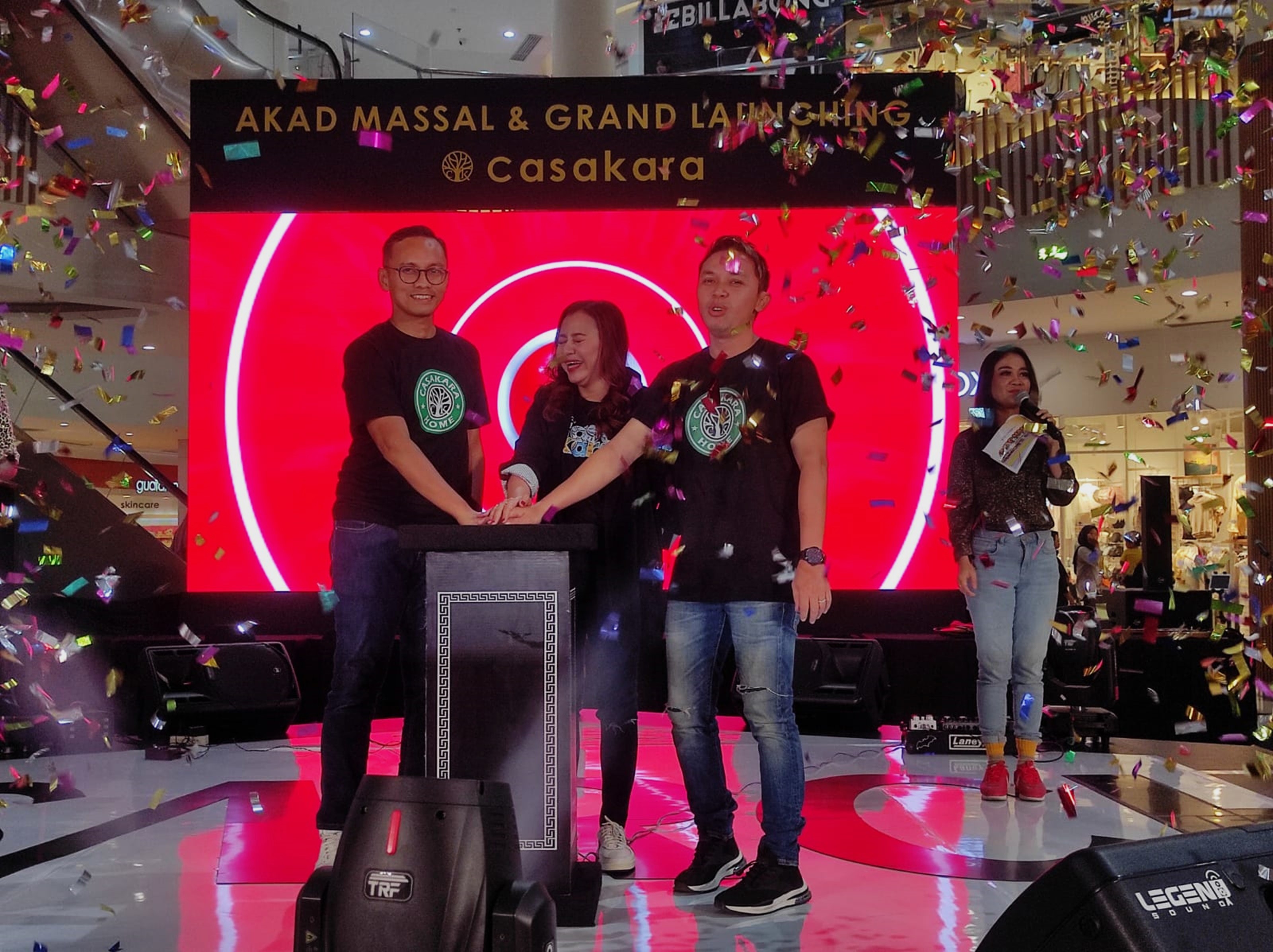LAUNCHING: Dari kanan; Direktur Utama (Dirut) PT Isarch Desain Konstruksi Iskandar, Komisaris Utama PT Isarch Desain Konstruksi Reni Puspita Sari, dan Branch Manager BTN Syariah. (FERIAL/LOMBOK POST)