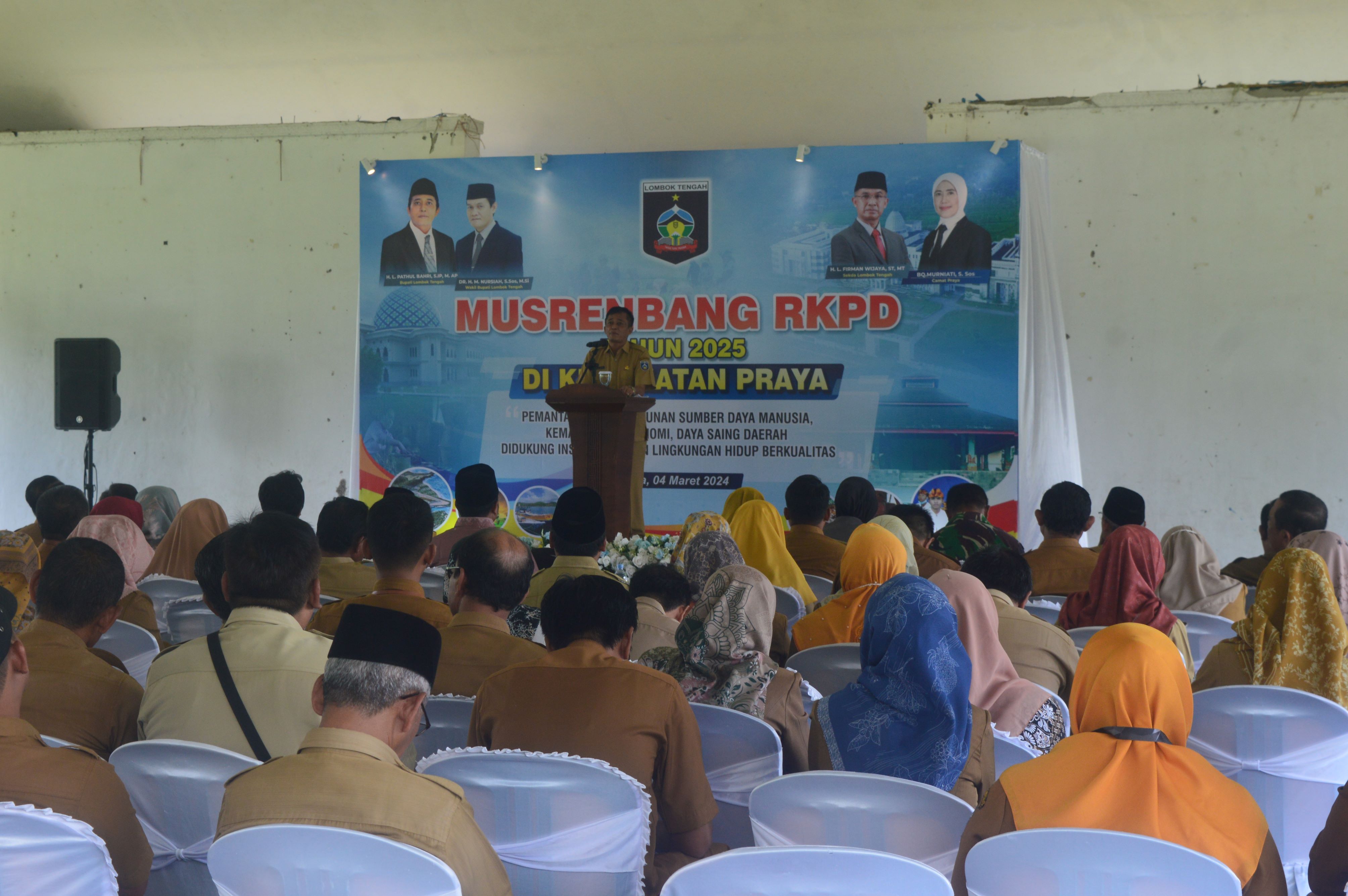 Bupati Loteng Lalu Pathul bahri (podium) menyampaikan catatan penting pada Musrenbang RKPD Kecamatan Praya di alun-alun Bencingah, Kota Praya, Senin (4/3).