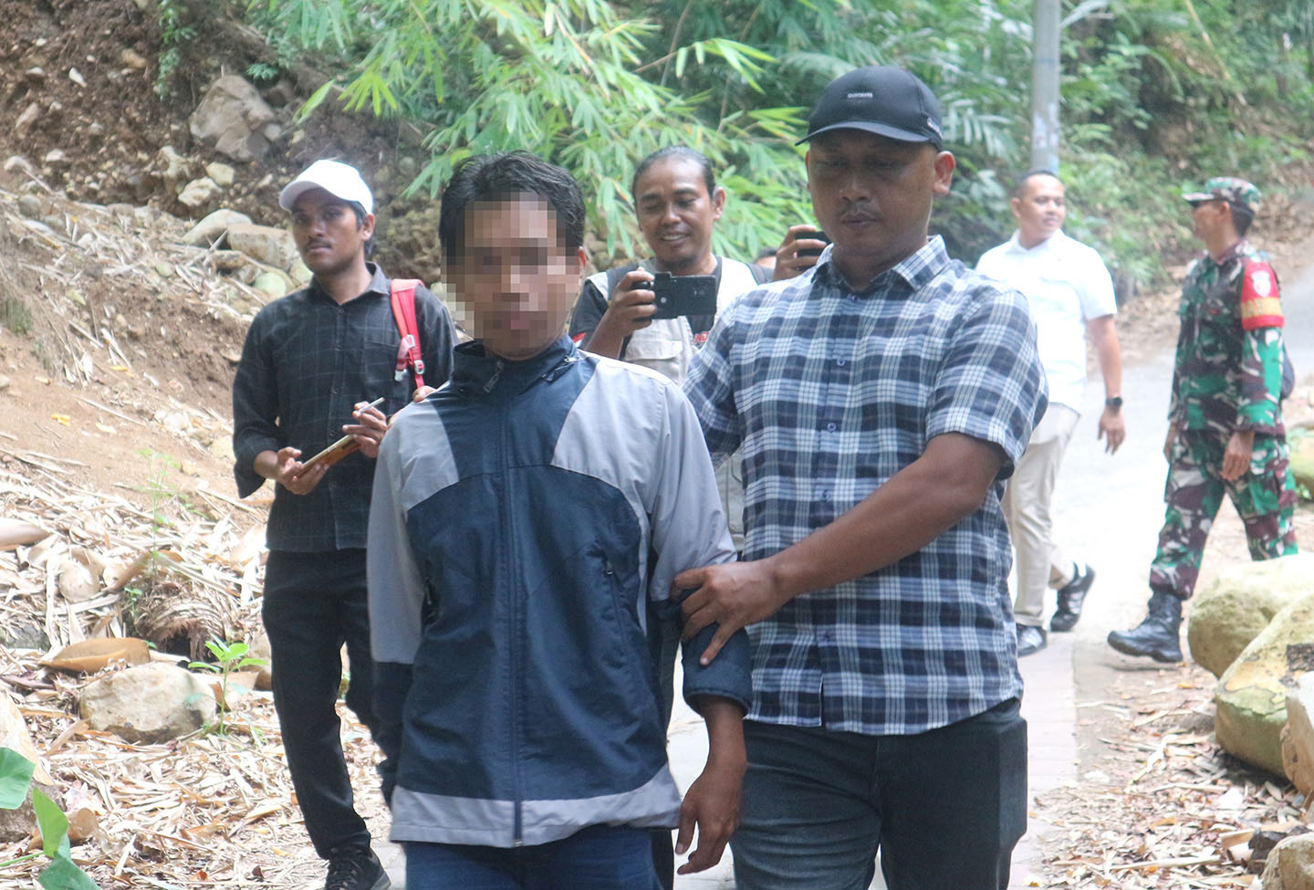 FA (inisial, Red) saat dijemput tim Unit PPA Satreskrim Polresta Mataram, Selasa (5/3).