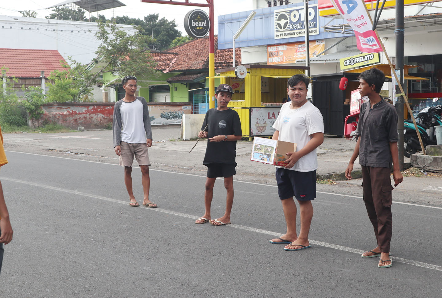 Pemuda Desa Anjani bersama LSD Anjani saat penggalangan dana untuk pemulangan jenazah Jupriyadi.