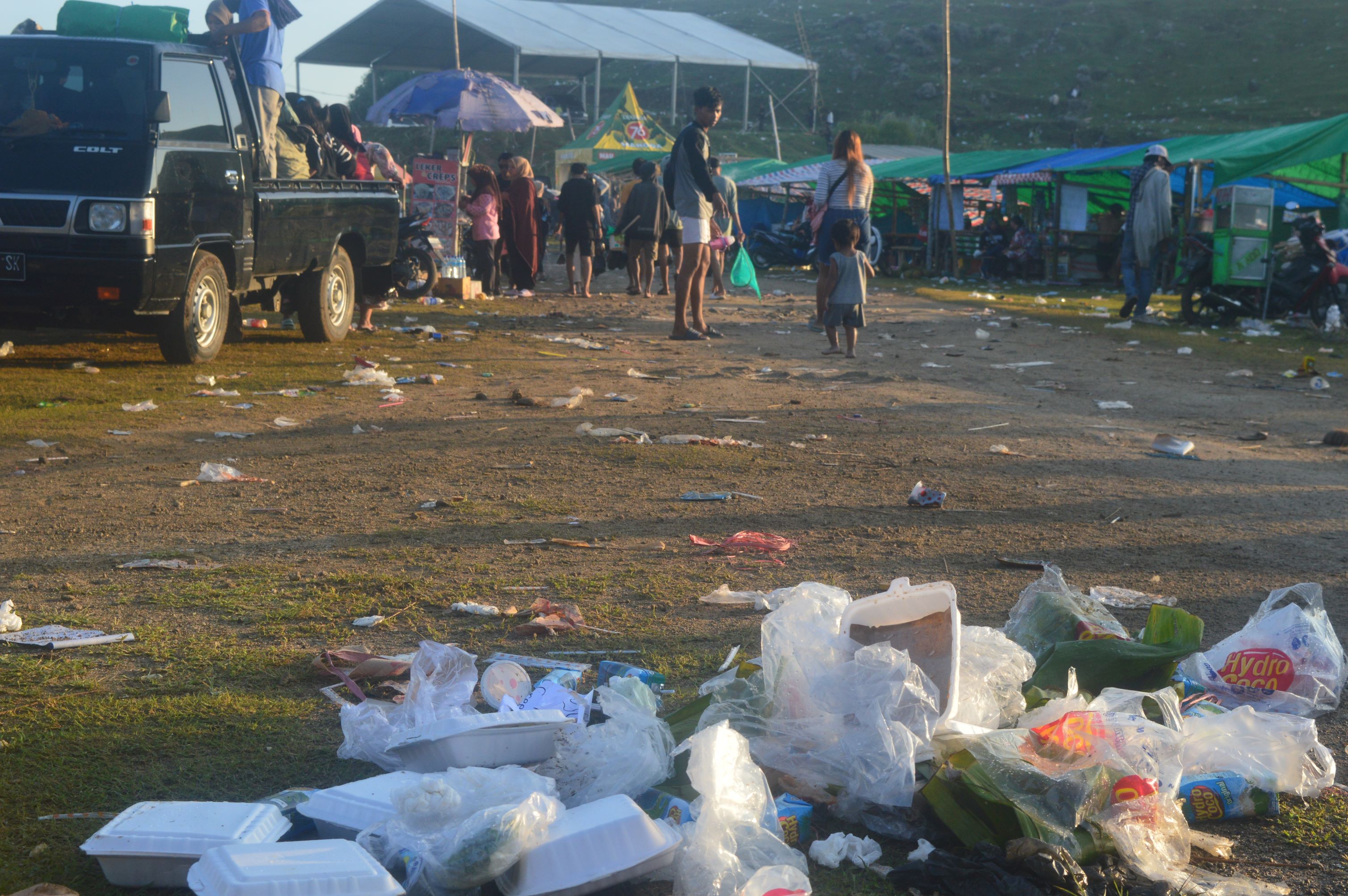 Pasca Festival Pesona Bau Nyale 2024 menyisakan sisa-sisa sampah plastik di Pantai Seger, Desa Kuta, Kecamatan Pujut, Loteng.