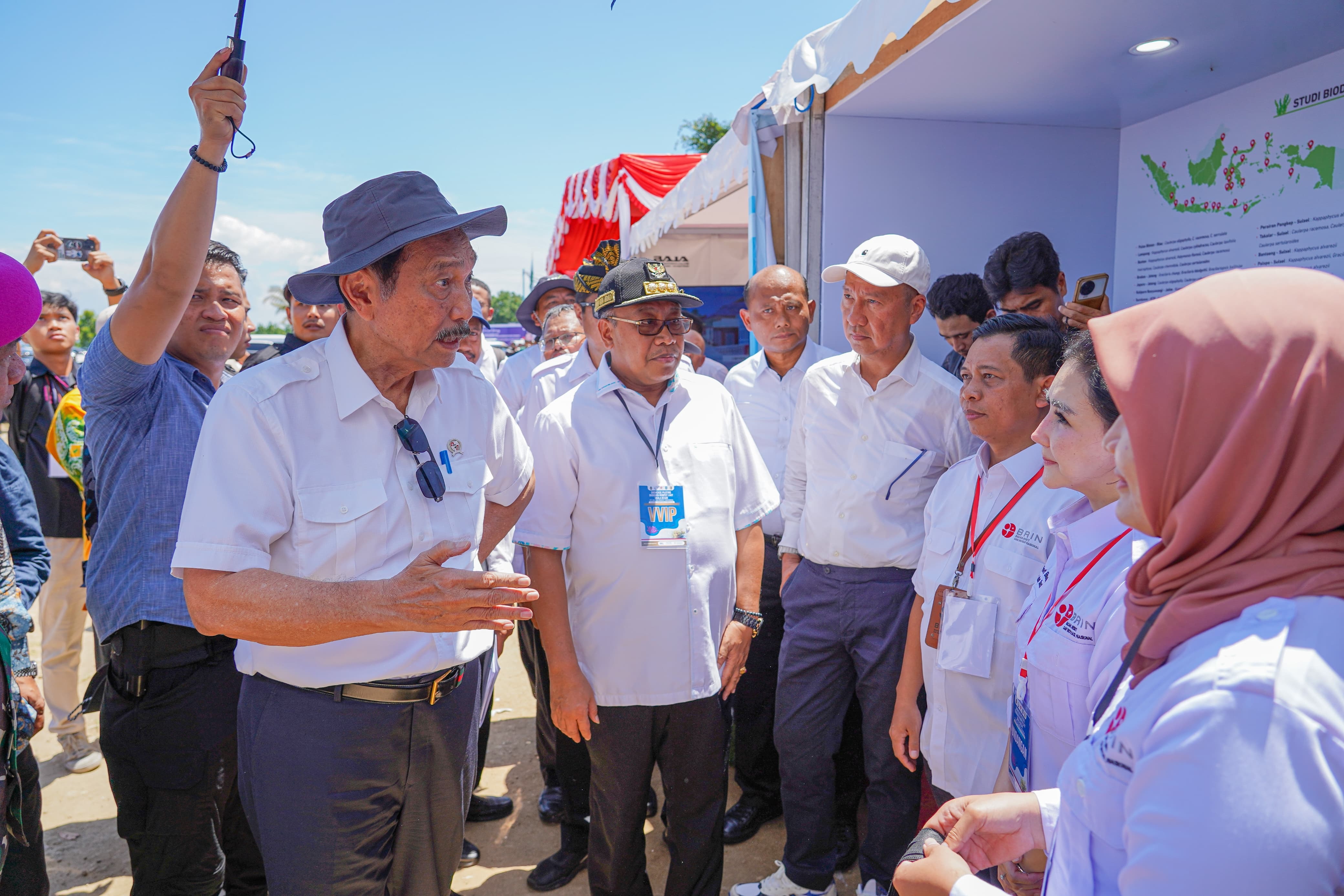 Menko Marves Luhut Binsar Panjaitan didampingi Pj Gubernur HL Gita Ariadi saat berkunjung ke Teluk Ekas, Lotim.