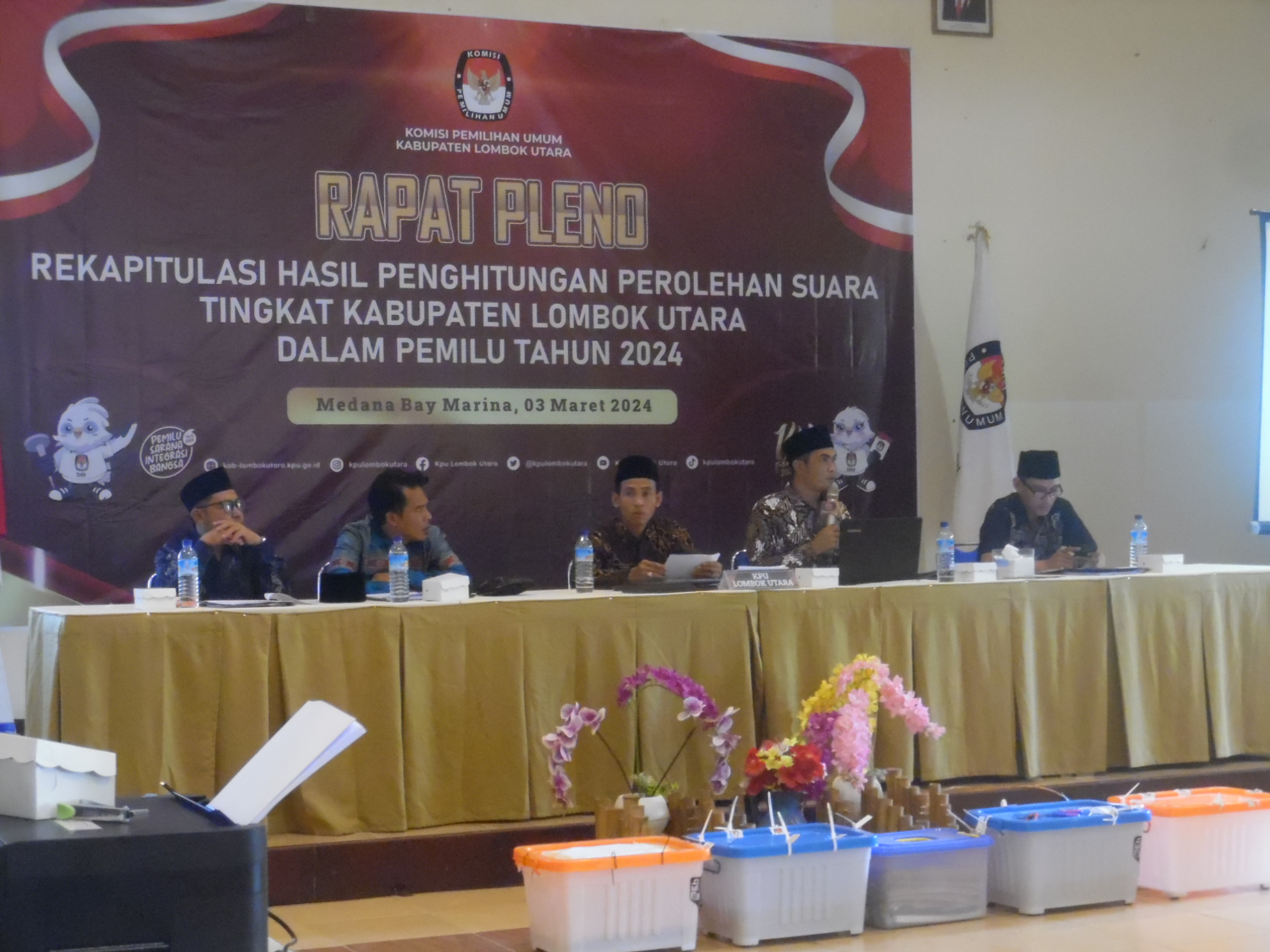 AGENDA PENTING: Beberapa komisioner KPU KLU saat memandu penyelenggaraan pleno kabupaten di Medana, Minggu (3/3).