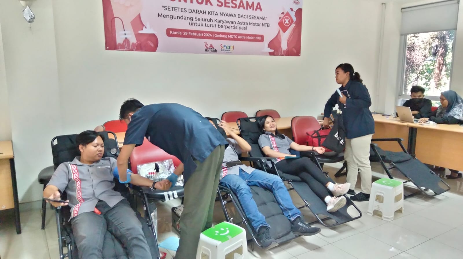 PEDULI SESAMA: Karyawan Astra saat melakukan kegiatan donor darah, beberapa waktu lalu.(HONDA FOR LOMBOK POST)