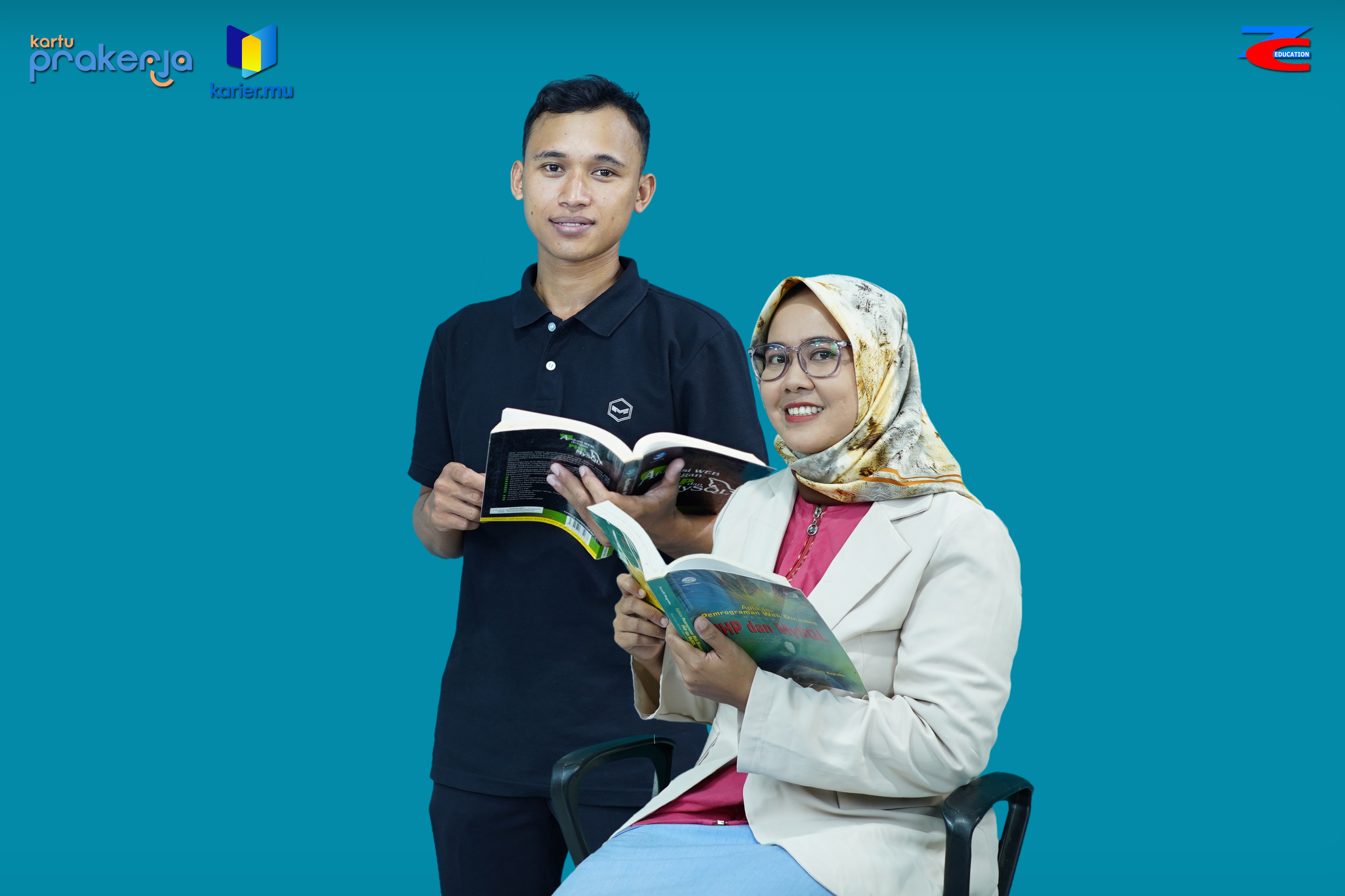 Dua alumni Lembaga Pelatihan Zahra Computer Education.