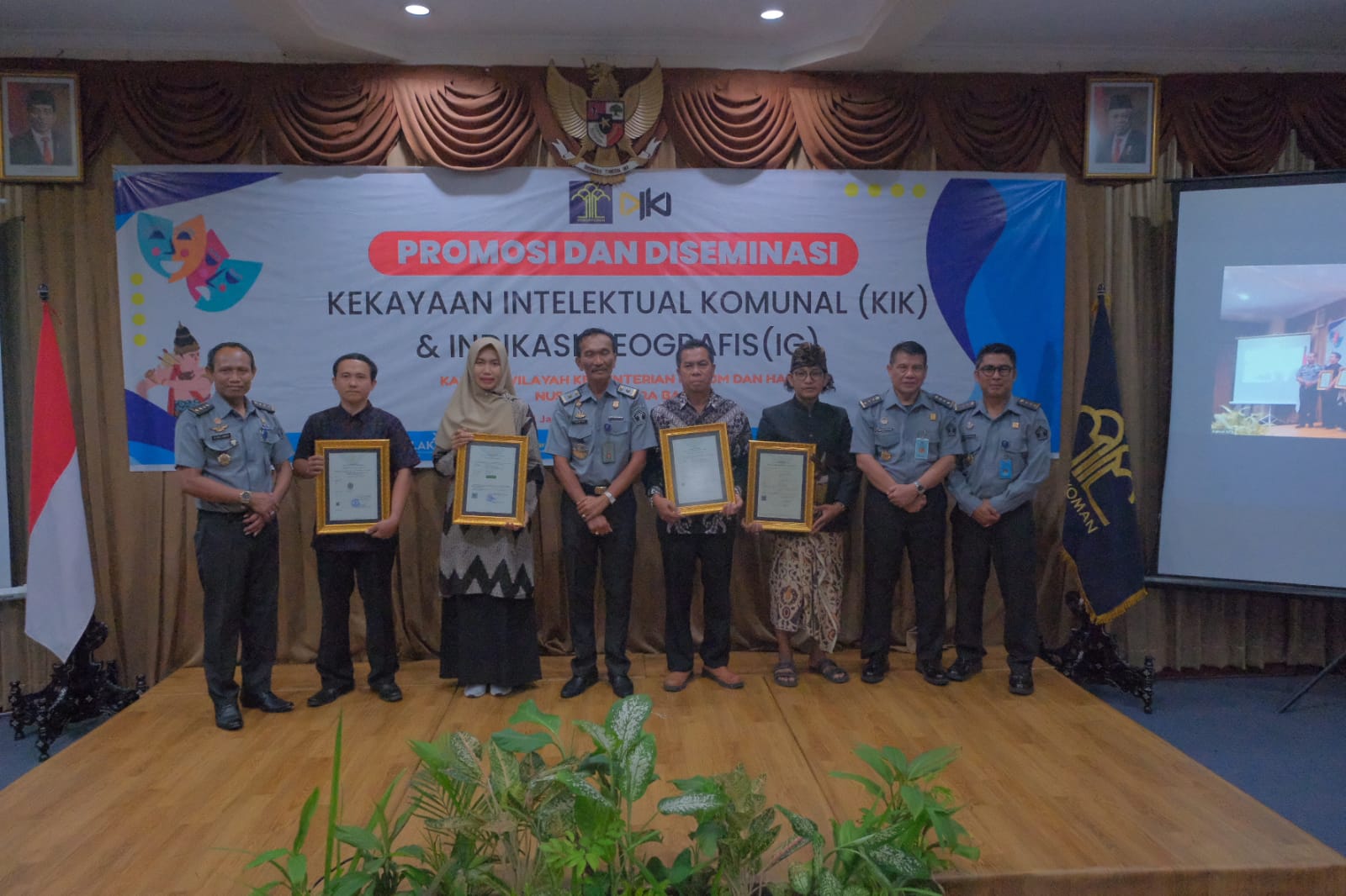 BERI PERLINDUNGAN: Kanwil Kemenkumham NTB menyerahkan sertifikat Hak Kekayaan Intelektual (HKI) kepada pelaku usaha dan seniman di NTB, Senin (4/3).