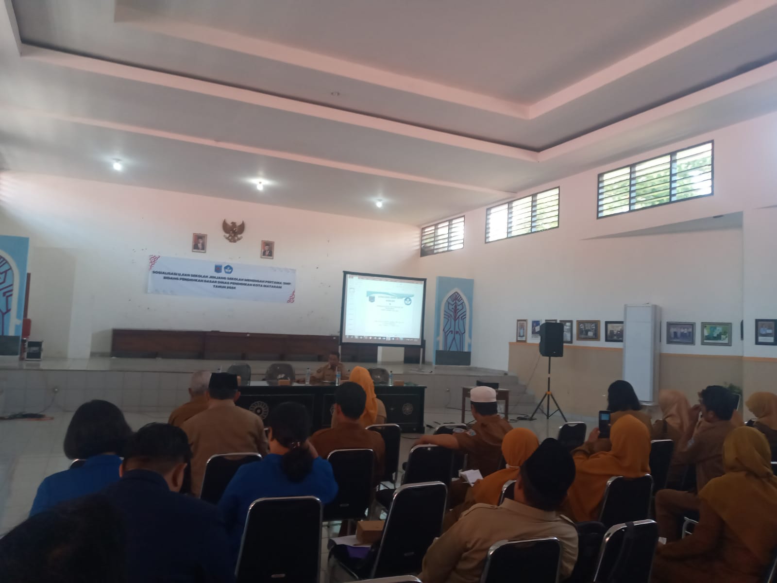 SOSIALISASI: Puluhan kepala sekolah tingkat SMP se-Kota Mataram mengikuti sosialisasi pelaksanaan UAS di Disdik Kota Mataram. (ROJAI/LOMBOK POST)