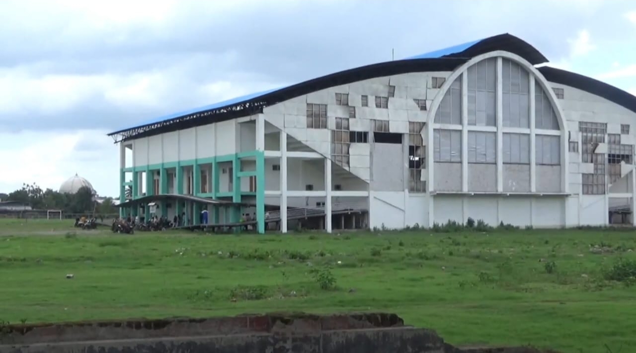 Kondisi gedung GOR di Lapangan Bundar Praya perlu mendapat perbaikan pemerintah.