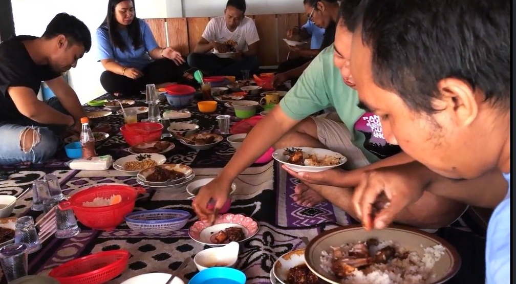 WISATA KULINER: Sejumlah pengunjung yang tengah menikmati kuliner Ayam Rarang di Lesehan Ayam Rarang, Lombok Timur, beberapa waktu lalu.
