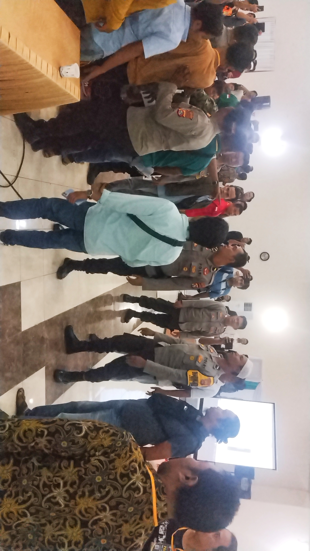 Para saksi parpol dan saksi caleg mengamuk hingga lempar kursi saat Rapat Pleno Terbuka Rekapitulasi Hasil Penghitungan dan Perolehan Suara Tingkat Kabupaten di eks gedung Aerotel, Praya, Selasa (5/3)