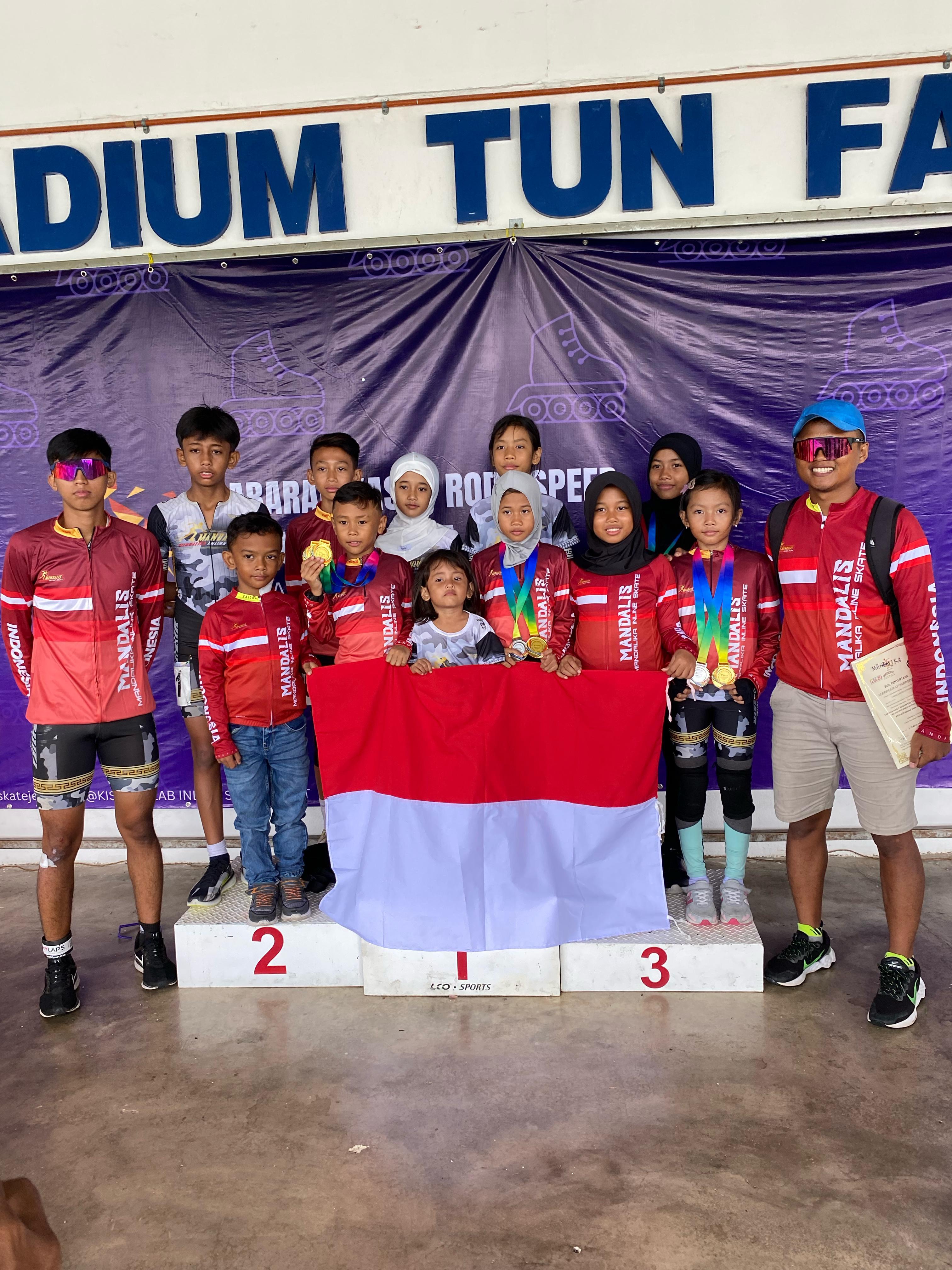 BERPRESTASI: Para atlet Mandalis di kejuaraan International Melaka Open Speed Skating 2024 di Malaka, Malaysia, belum lama ini
