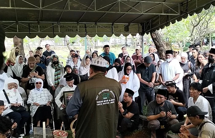 Prosesi pemakaman ayah Bimbim Slank. (Abdul Rahman/JawaPos.com)