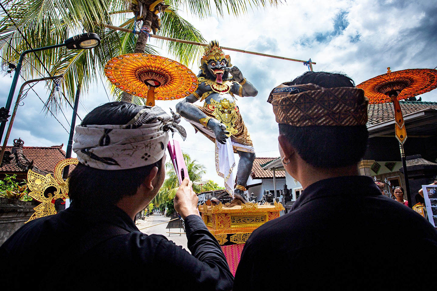 Tim juri melakukan penilaian terhadap ogoh-ogoh hasil karya pemuda Banjar Karang Jasi, Kota Mataram, Selasa (5/3).