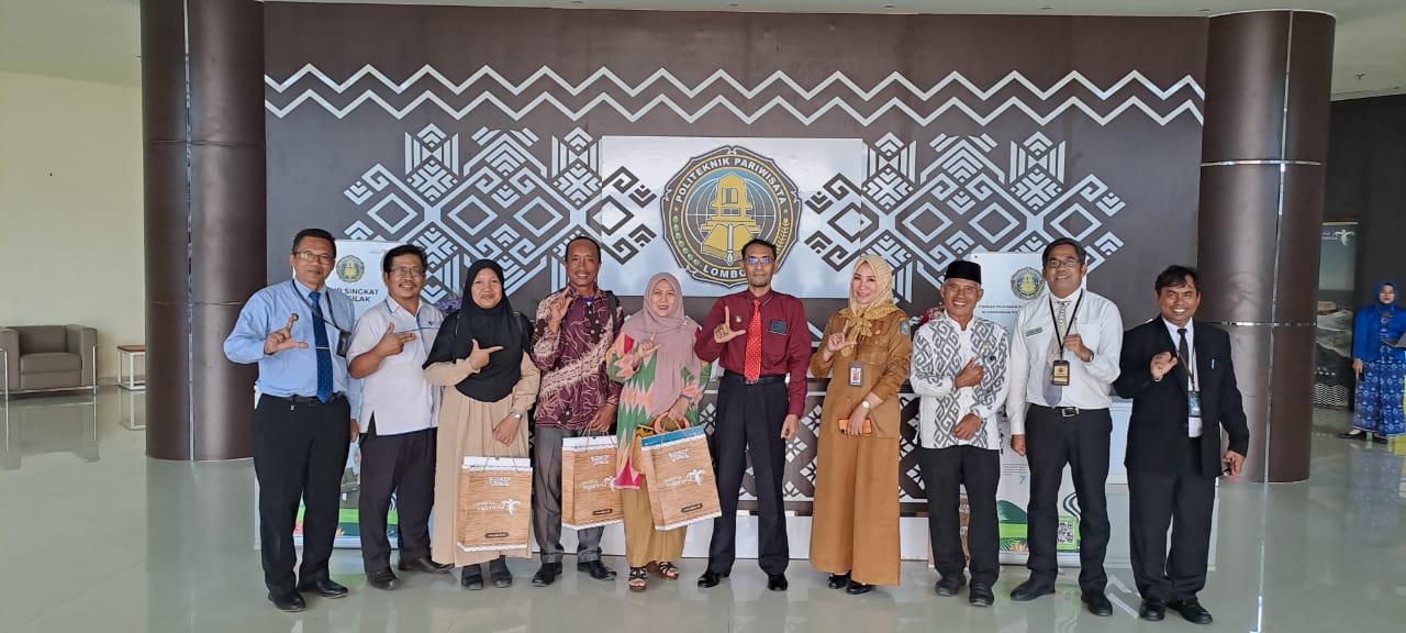 SILATURAHMI: Ketua IGI NTB Hj I Nengah Istiqomah (lima dari kanan) dan pengurus lainnya foto bersama pihak Poltekpar Lombok di kampus setempat. (5/3)