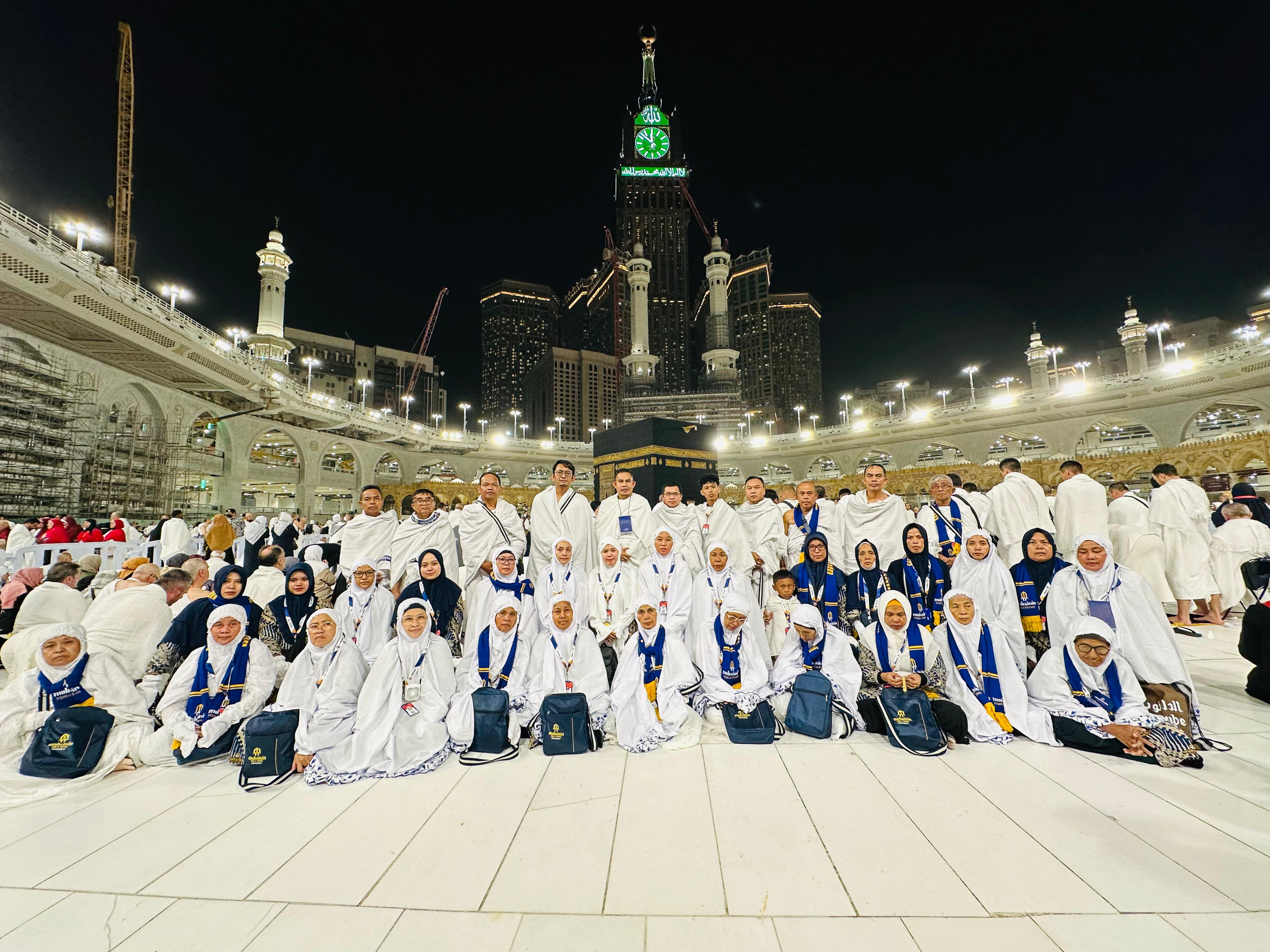 BERBURU PAHALA: Jamaah umrah Muhsinin Tour and Travel menyempatkan diri berfoto di depan Kakbah.
