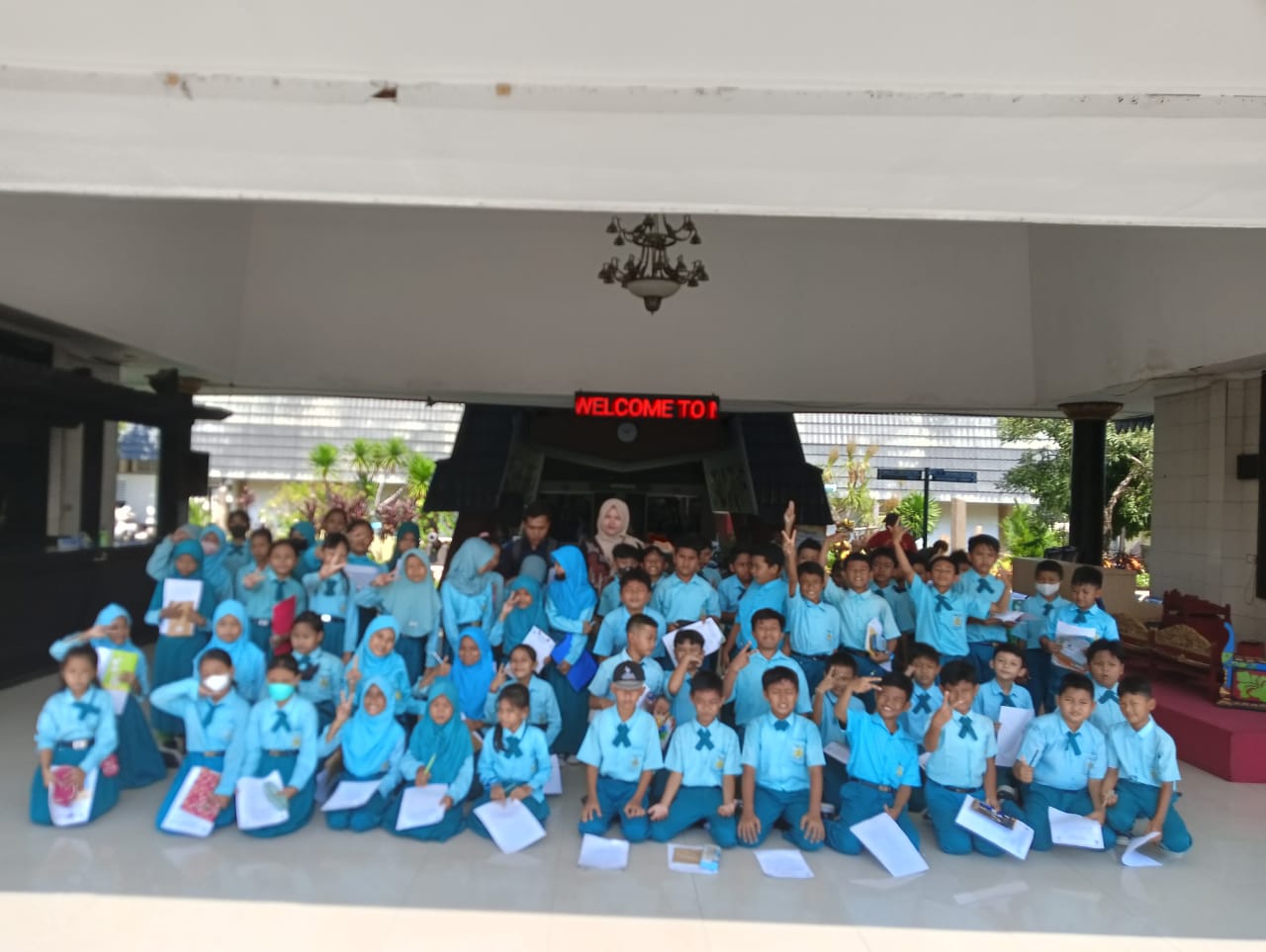 OUTING CLASS: Murid SDN 41 Mataram saat outing class ke Museum NTB, beberapa waktu lalu.(SDN 41 MATARAM FOR LOMBOK POST)