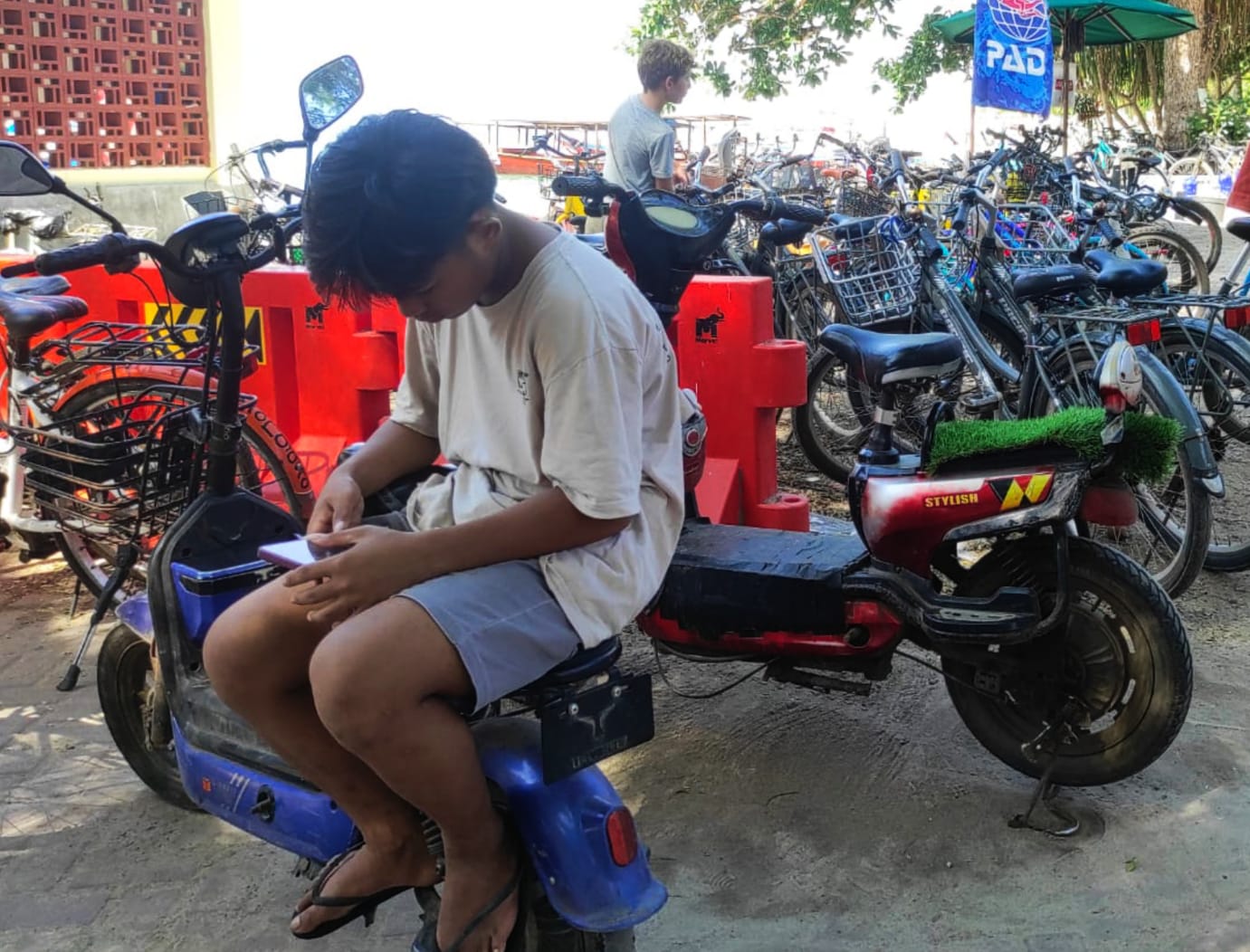 DIPERBOLEHKAN ATAU DILARANG: Puluhan sepeda listrik yang terparkir di kawasan Tiga Gili. Sepeda listrik kerap dimanfaatkan wisatawan untuk berkeliling menikmati keindahan alam.