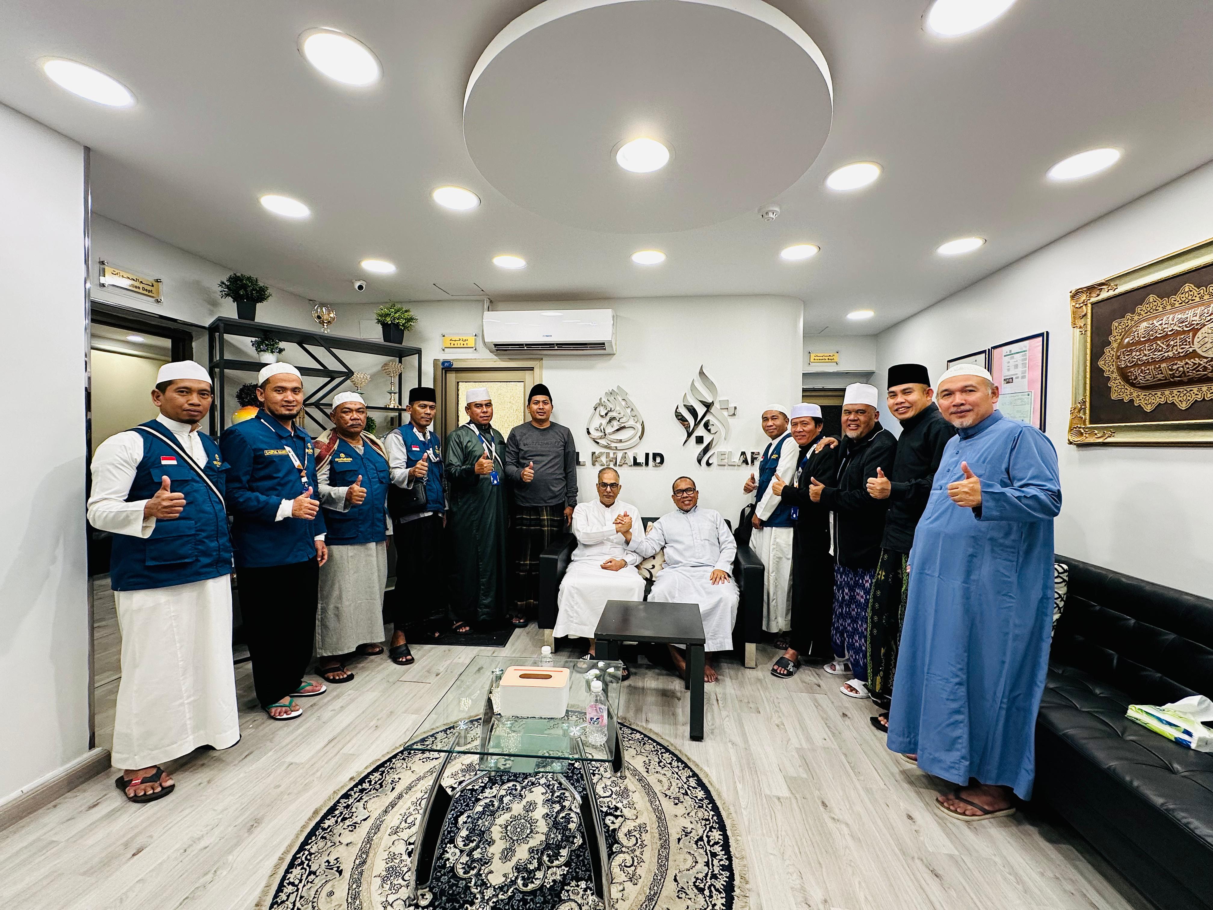 SILATURAHMI: Dirut Muhsinin Tour and Travel H Ahmad Muharis (kanan duduk) dan timnya berkunjung ke kediaman pengusaha Mekkah Salim Mirza (kiri duduk), Selasa malam (5/3).