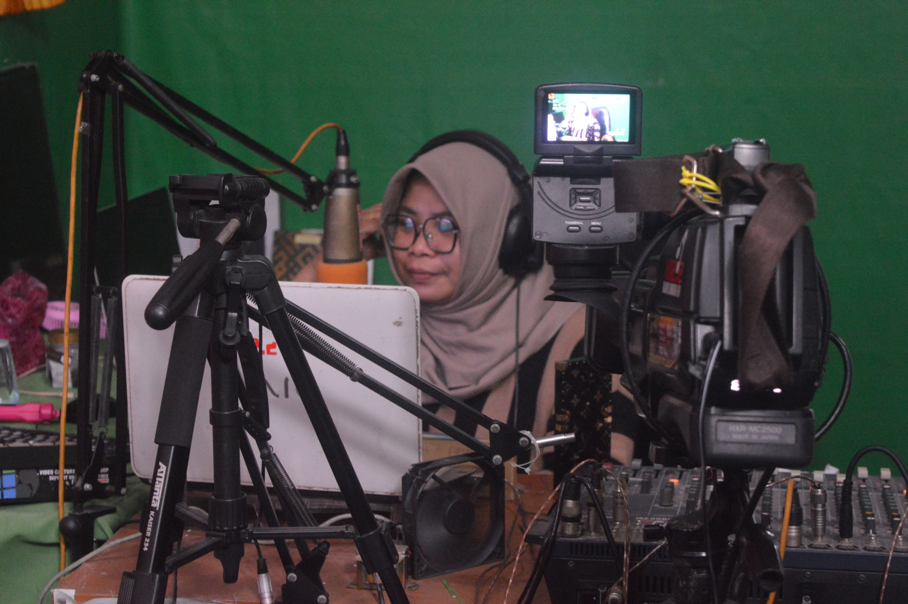 MASIH EKSIS: Sandra, penyiar radio Lombok FM yang masih eksis mengudara di Lombok Tengah, Kamis (7/3).