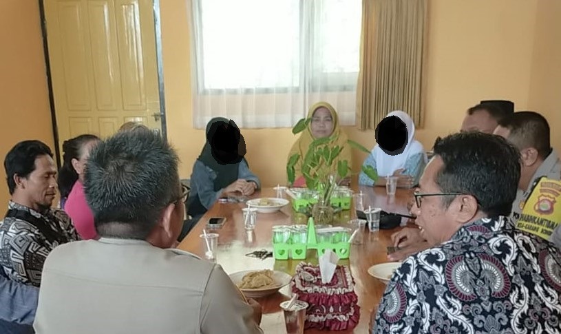DAMAI : Proses mediasi yang dilakukan oleh pihak Polres Lobar dengan kedua belah pihak yang berkelahi di Ruang Kepala Sekolah SMPN 1 Labuapi. (IST/LOMBOK POST)