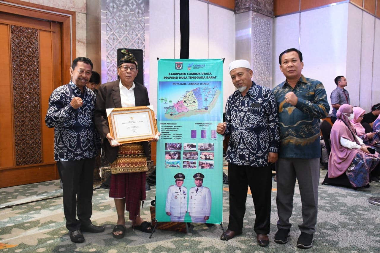 Bupati Lombok Utara H Djohan Sjamsu membawa piagam penghargaan yang didapatkan Pemda KLU dari Kemenkes RI.