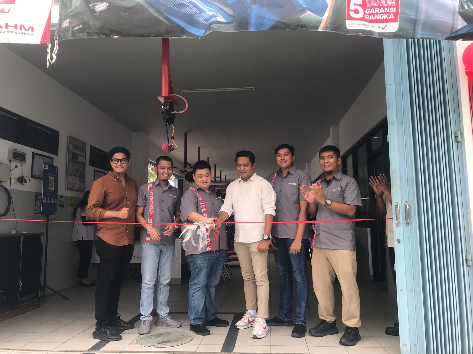 Management Astra Motor NTB bersama management PT Rina Mitra Raharja saat launching layanan servis di AHASS Rina Motor Lenek.