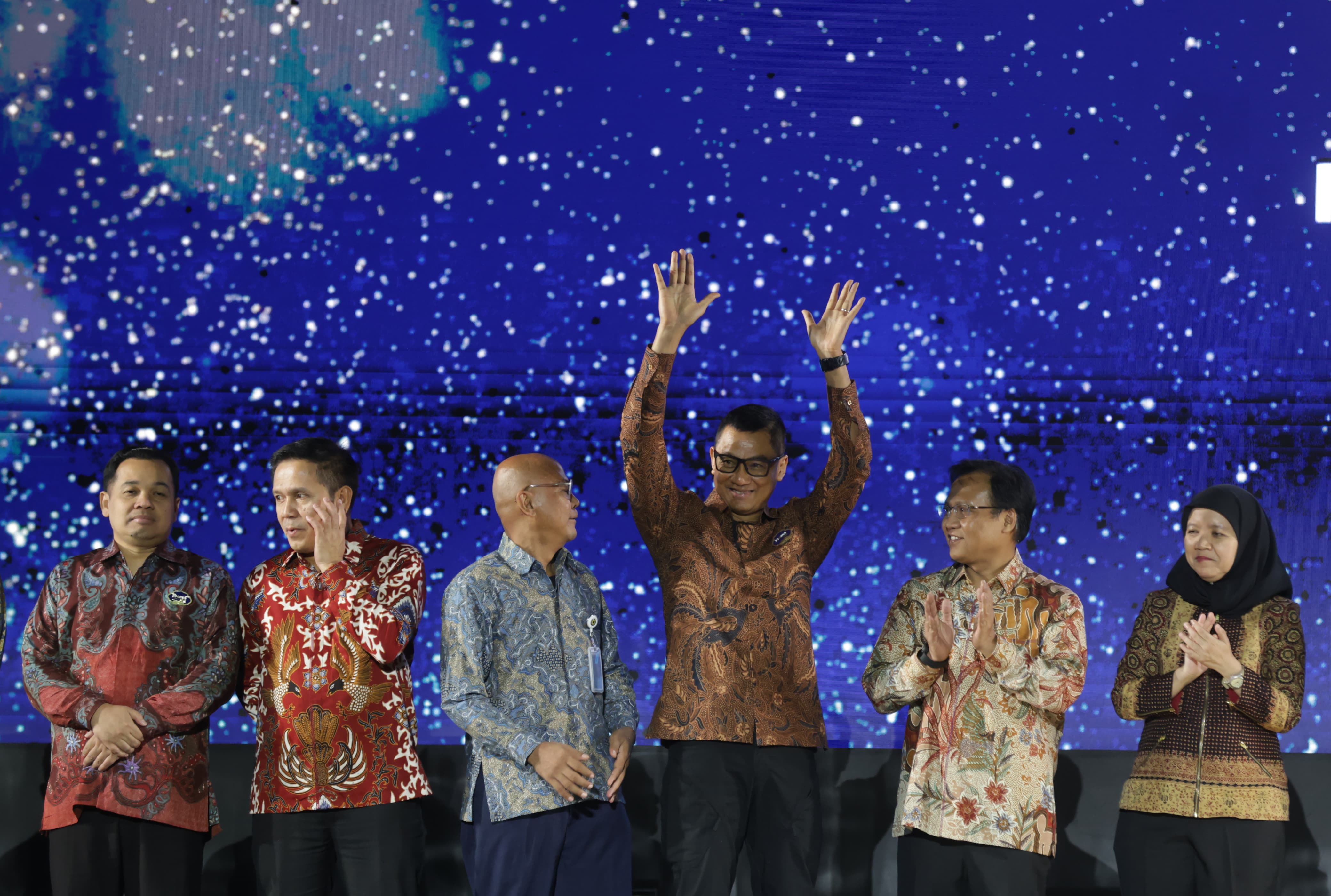 Direktur Utama PLN Darmawan Prasodjo (tiga dari kanan) sebelum menerima penghargaan kategori Sustainability pada ajang BCOMSS 2024 yang diselenggarakan di Senayan Jakarta, Kamis (7/3).