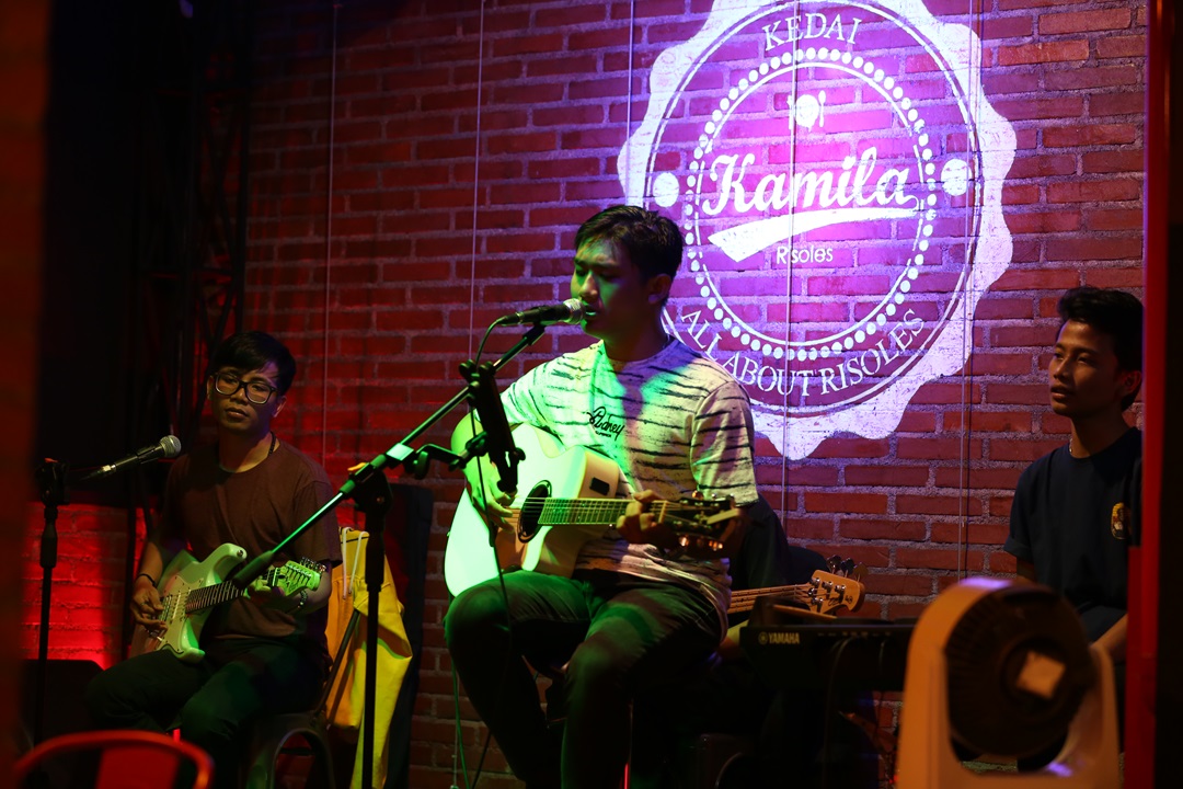 HIBURAN: Pertunjukan live music yang ada disalah satu cafe. Hiburan ini juga akan diatur dalam jam operasional selama Bulan Ramadan.
