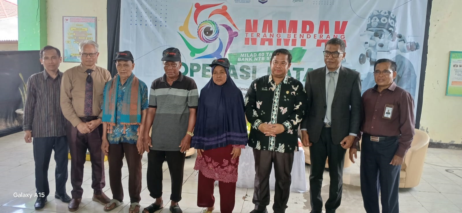 Kepala Dikes NTB H Lalu Hamzi Fikri bersama sejumlah pejabat dan masyarakat saat kegiatan operasi katarak di Rumah Sakit Sondosia, Kabupaten Bima, kemarin (8/3).