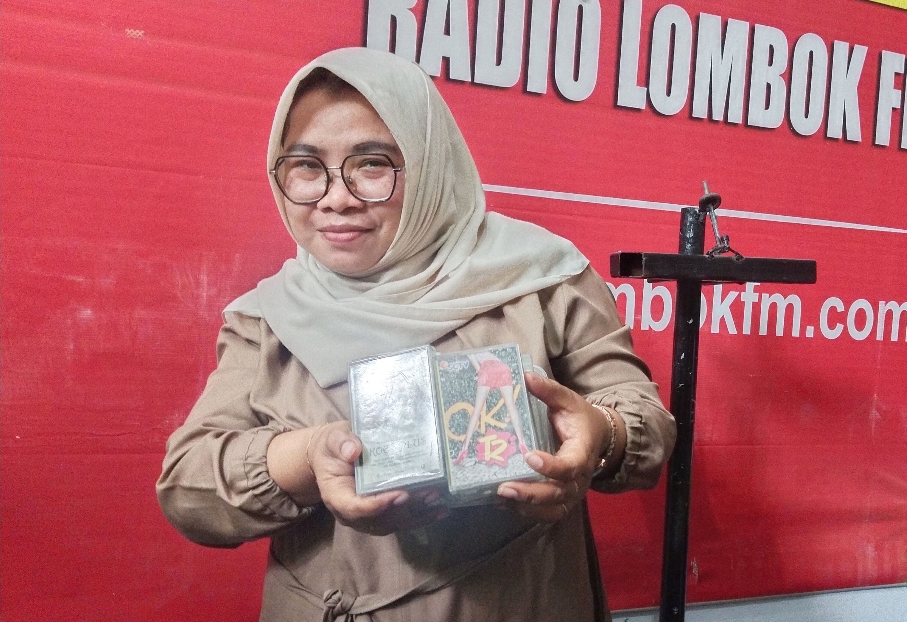 Sandra menunjukkan sejumlah kaset yang masih tersimpan di studio miliknya.