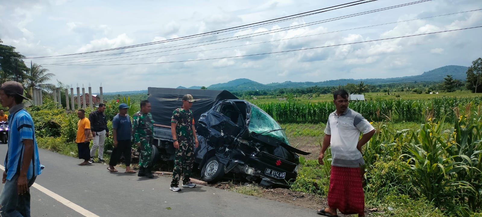 Kondisi minibus yang rusak parah usai menabrak damtruk dan motor di jalan utama Mangkung, Selong Belanak.