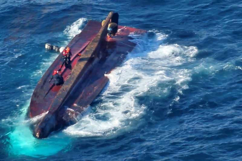 PENCARIAN: Foto yang diambil dan dirilis Korea Coast Guard Sabtu (9/3) menunjukkan petugas penjaga pantai tengah mencari korban dari kapal nelayan yang tenggelam di Tongyeong.