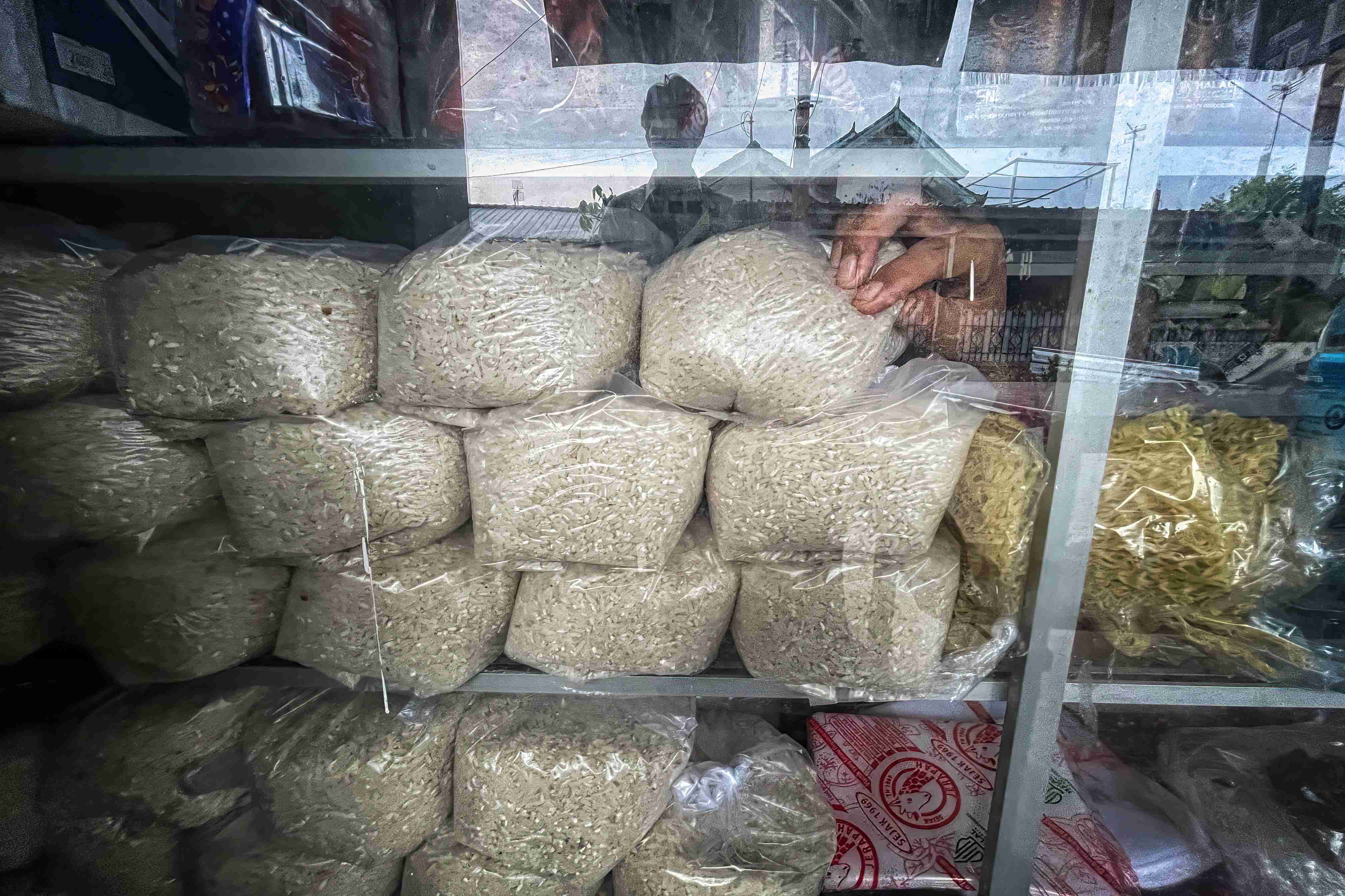 Kenaikan harga komoditas beras semakin tak terbendung di pasaran. Hal ini harus menjadi atensi serius, karena kebutuhan pokok ini semakin diburu oleh masyarakat, apalagi saat Ramadan.