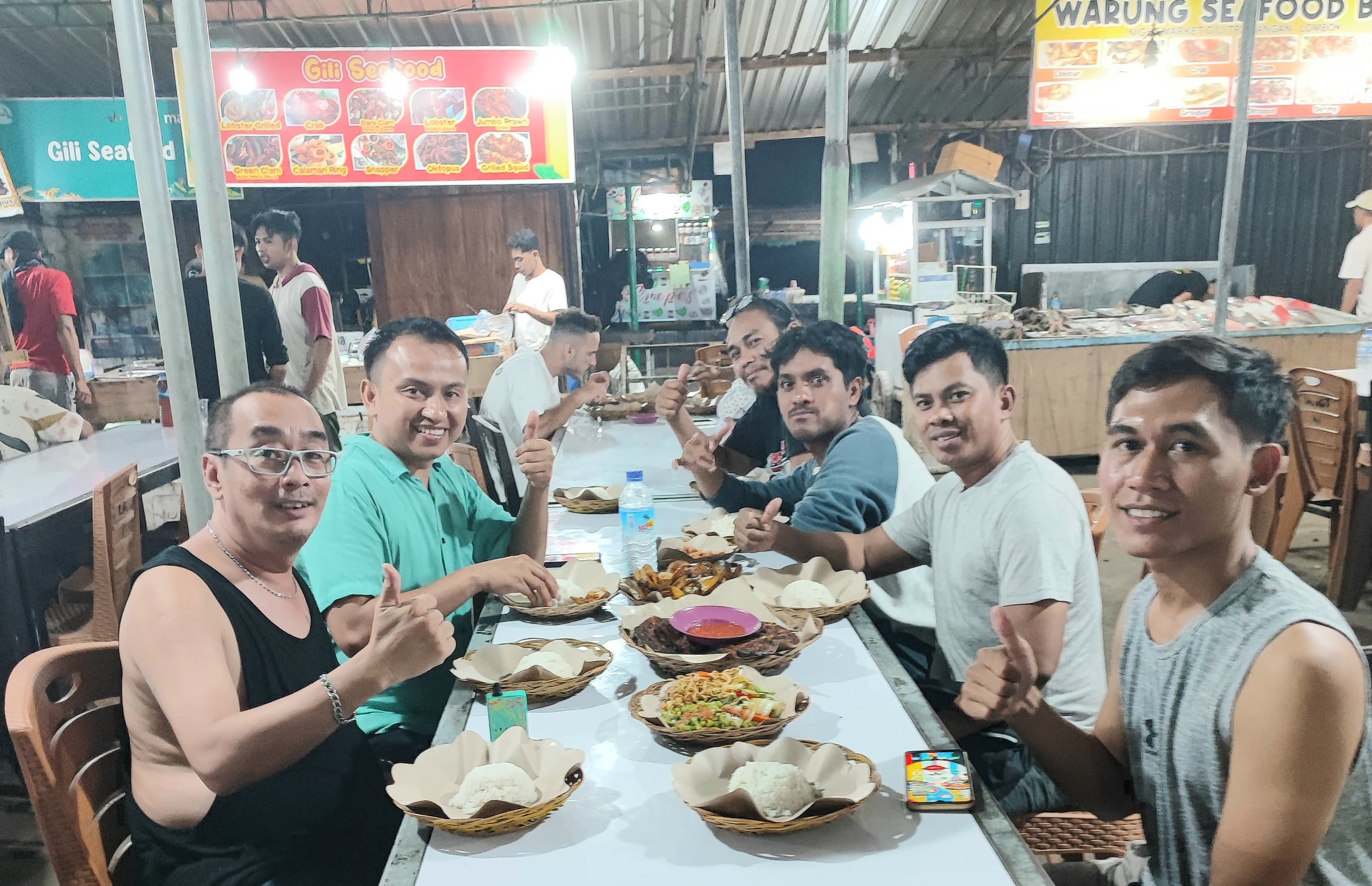 PUSAT KULINER: Sejumlah pengunjung tengah menikmati hidangan nikmat di Pasar Seni Gili Trawangan belum lama ini.