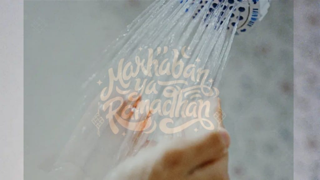 Di beberapa daerah terdapat kebiasaan mandi di awal bulan Ramadan