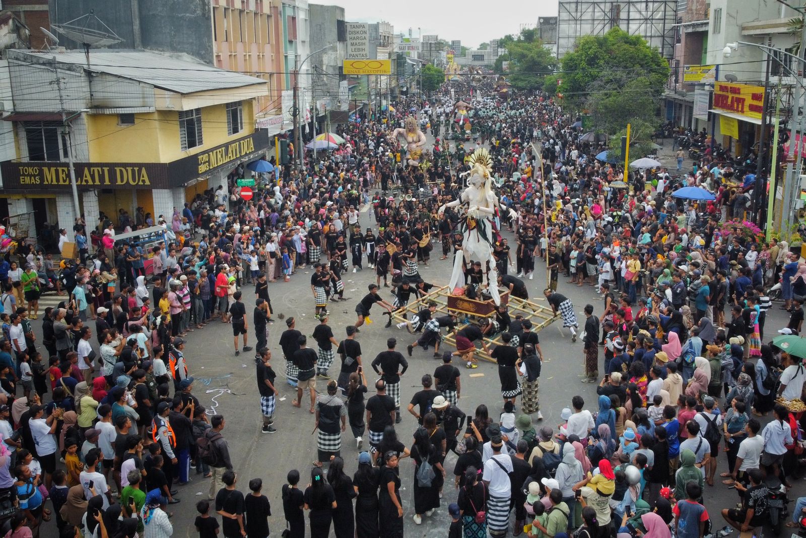 CUKUP MERIAH: Peserta dan penonton pawai Ogoh-ogoh tumpah ruah di sepanjang Jalan Pejanggik, Kota Mataram, Minggu (10/3).