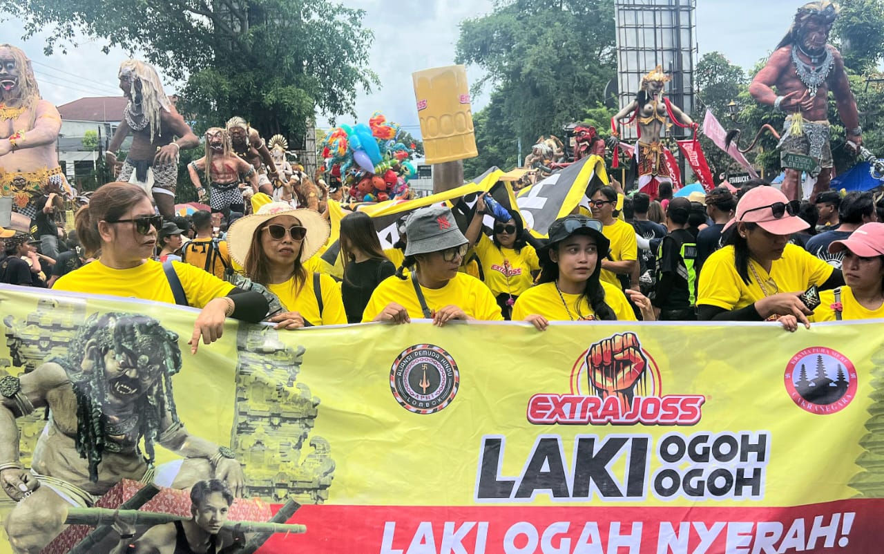 DUKUNG PELAKSANAAN OGOH-OGOH: Ogoh-ogoh Extra Joss diarak dalam Pawai Ogoh-ogoh di Jalan Pejanggik kemarin (10/3).