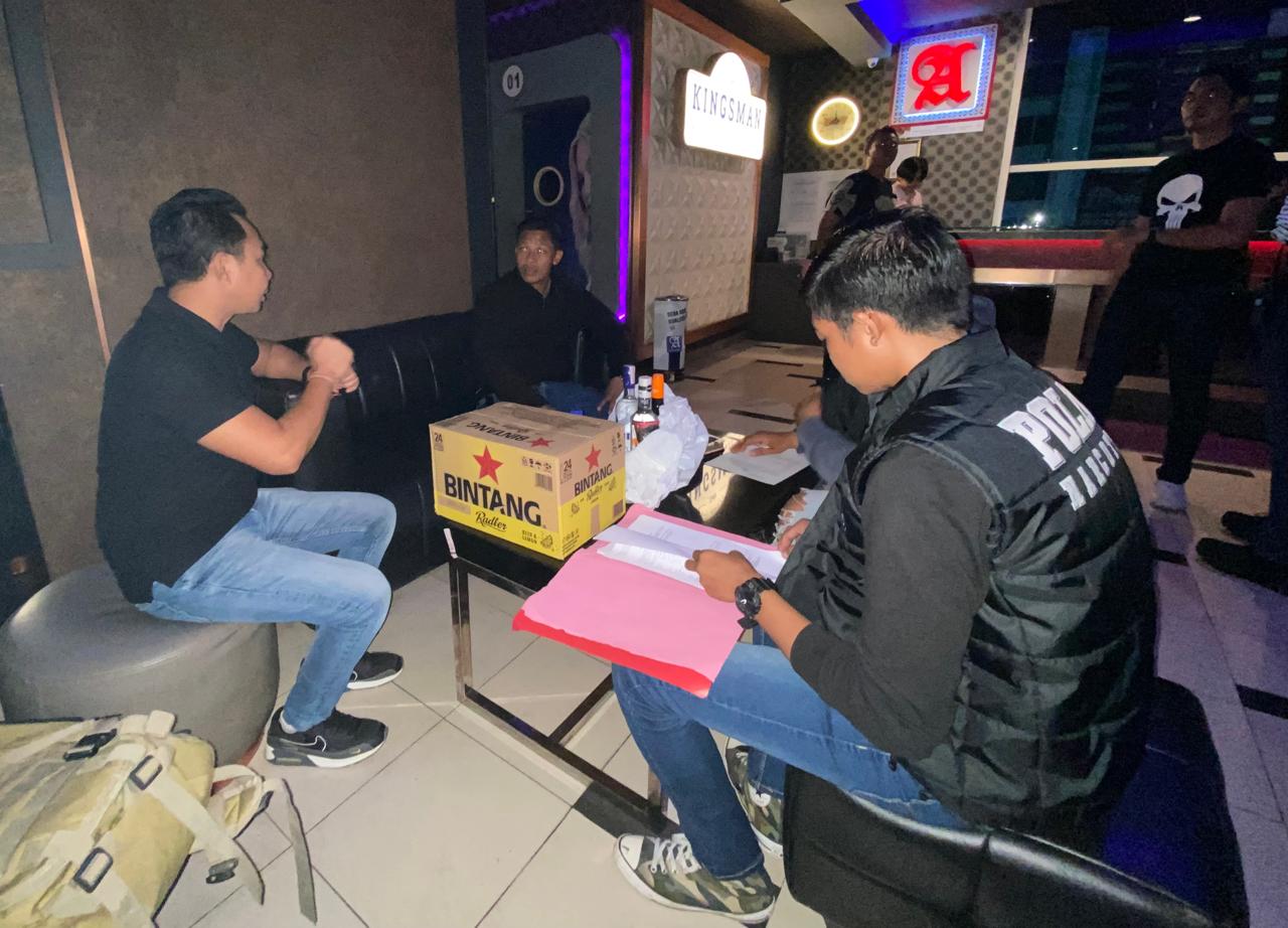 BERANTAS MIRAS: Personel gabungan Satreskrim dan Satresnarkoba Polresta Mataram melakukan razia tempat hiburan malam memasuki Bulan Ramadan Minggu (10/3) dinihari.
