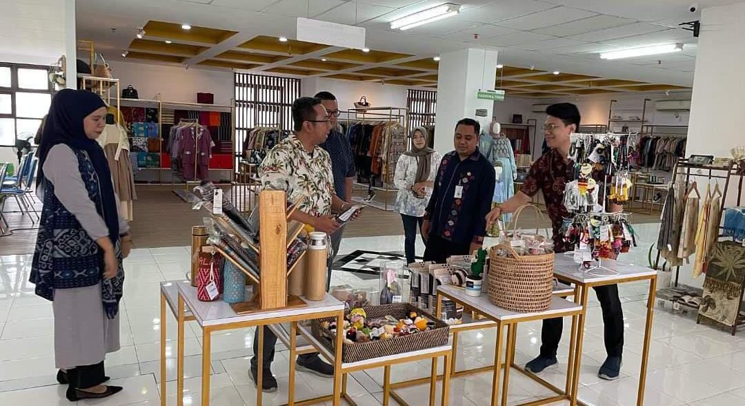 DAMPINGI KUNJUNGAN: Kepala BP3UD Disdag NTB Lalu Afghan Muharror (dua kanan) saat mendampingi kunjungan perwakilan Kemendag RI di NTB Mall.