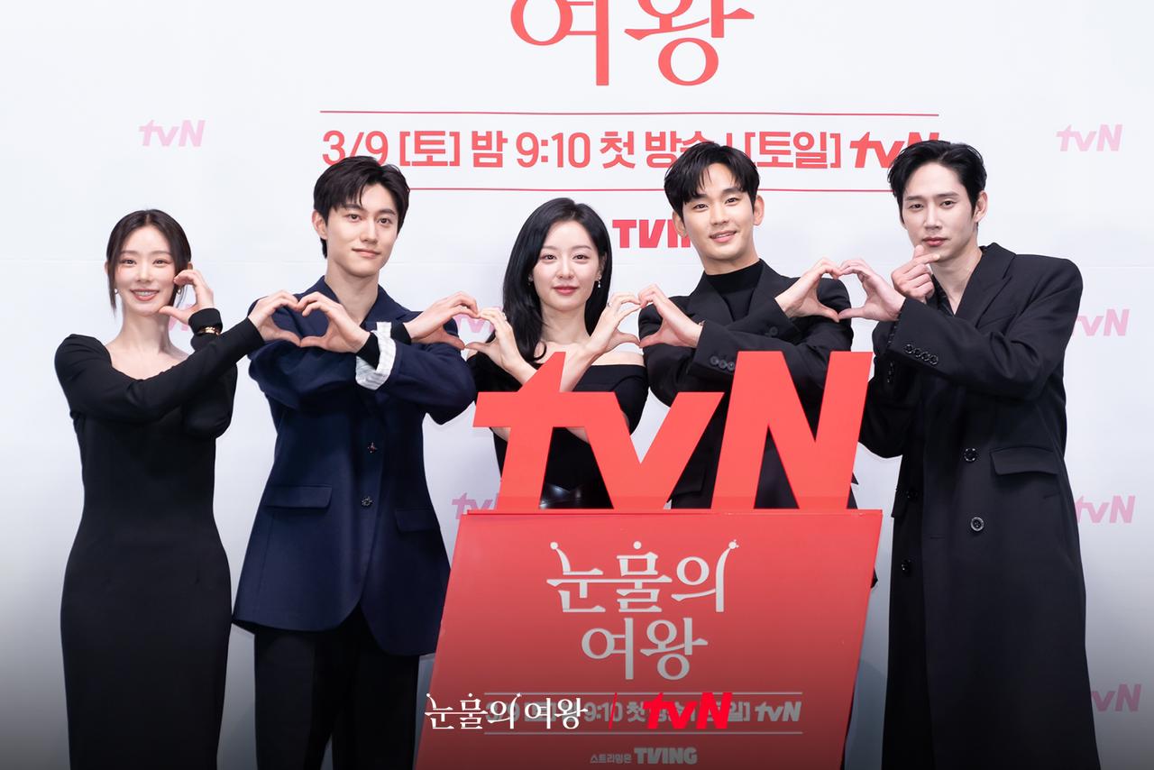 Kim Soo Hyun (dua dari kanan) dan Kim Ji Won (tengah) bersama para pemain &ldquo;Queen of Tears&rdquo; saat temu media.
