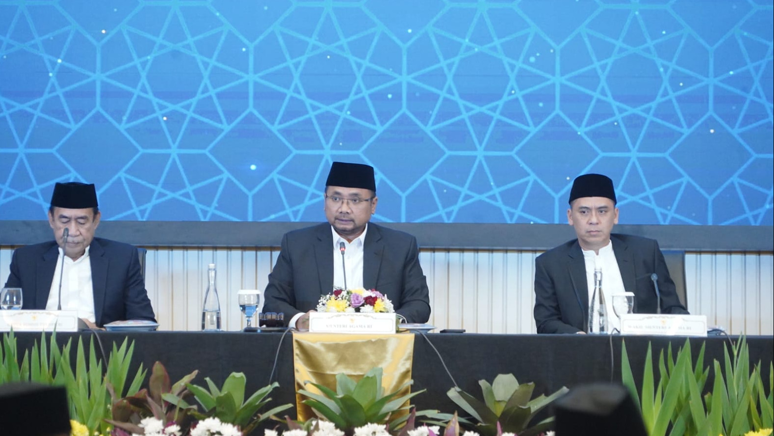 Menteri Agama Yaqut Cholil Qoumas (tengah) saat memimpj sidang isbat (penetapan) 1 Ramadan 1445 H, Minggu (10/3/2024)